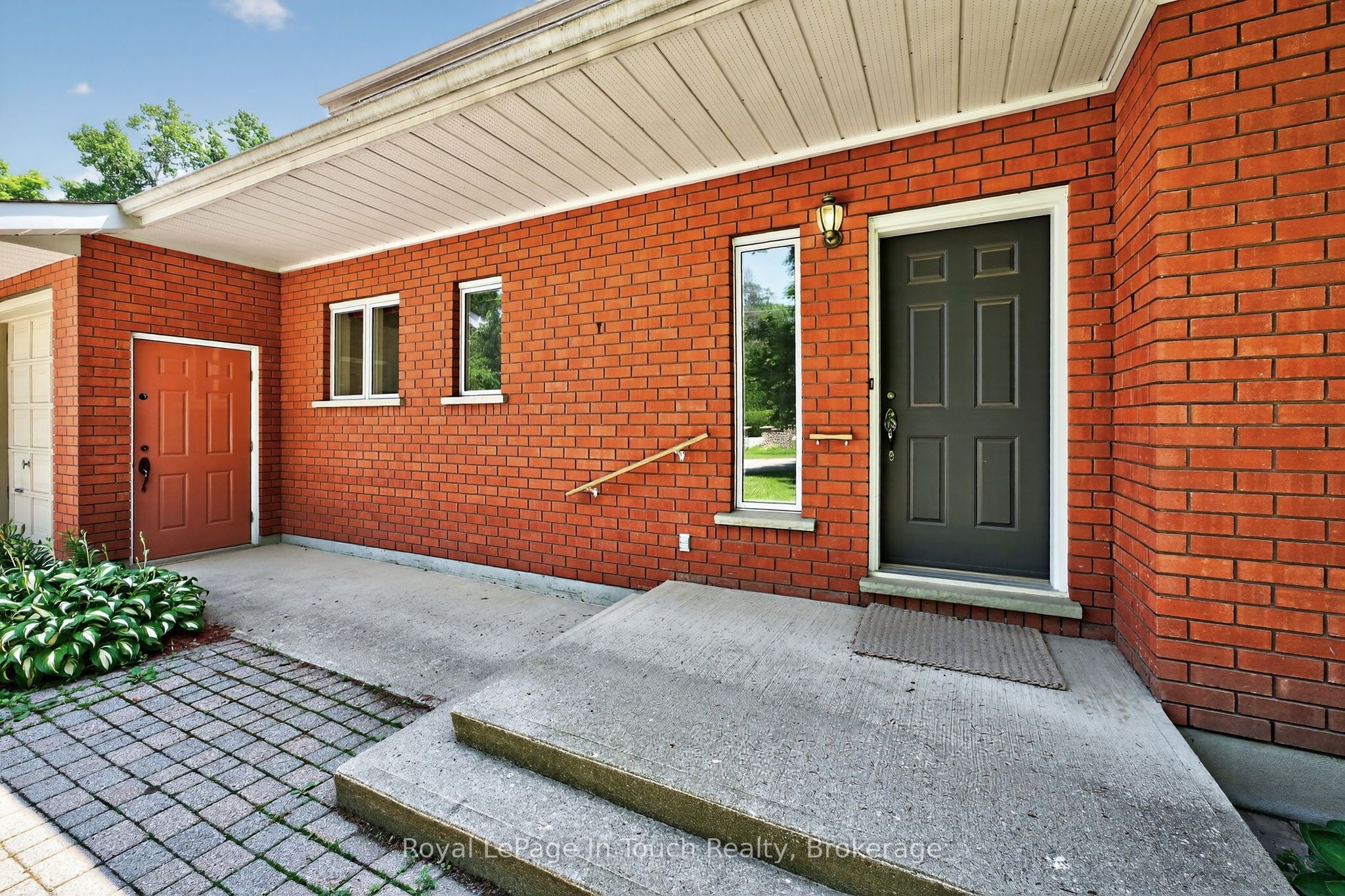 56 Robert Street E Property Photo 3