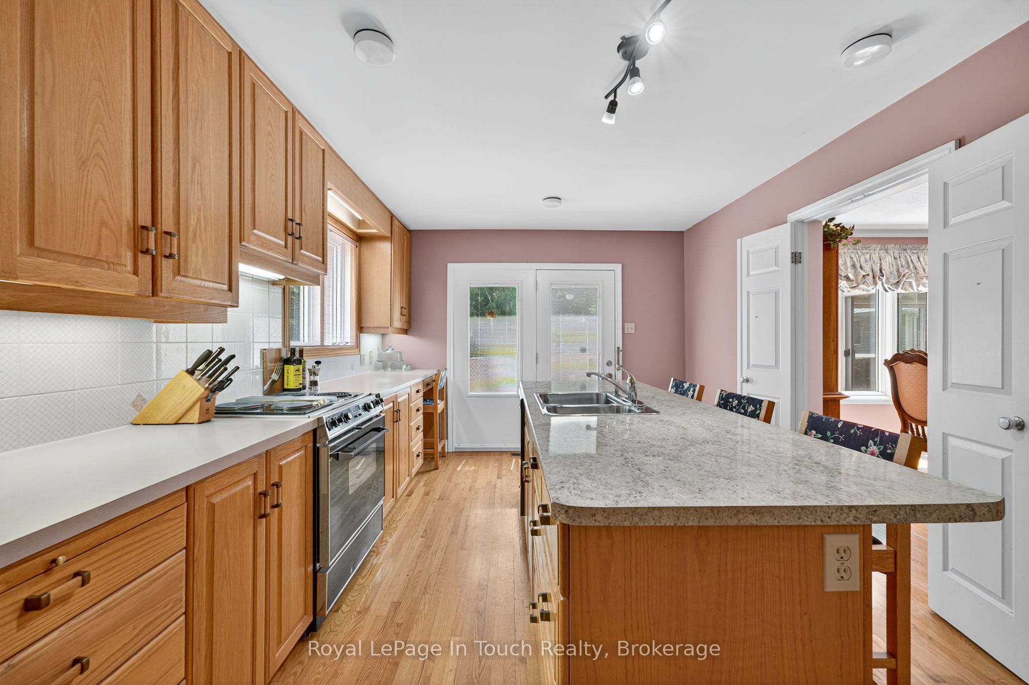 56 Robert Street E Property Photo 13