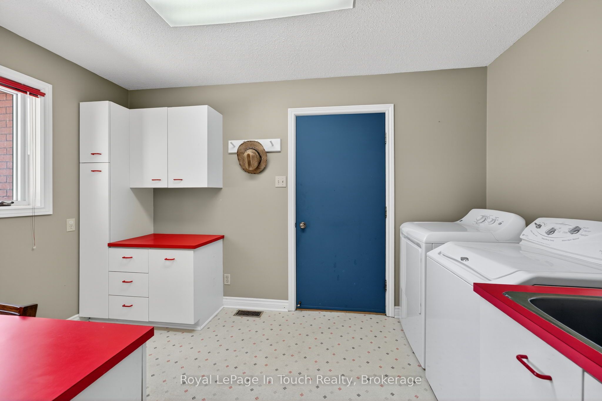 56 Robert Street E Property Photo 17