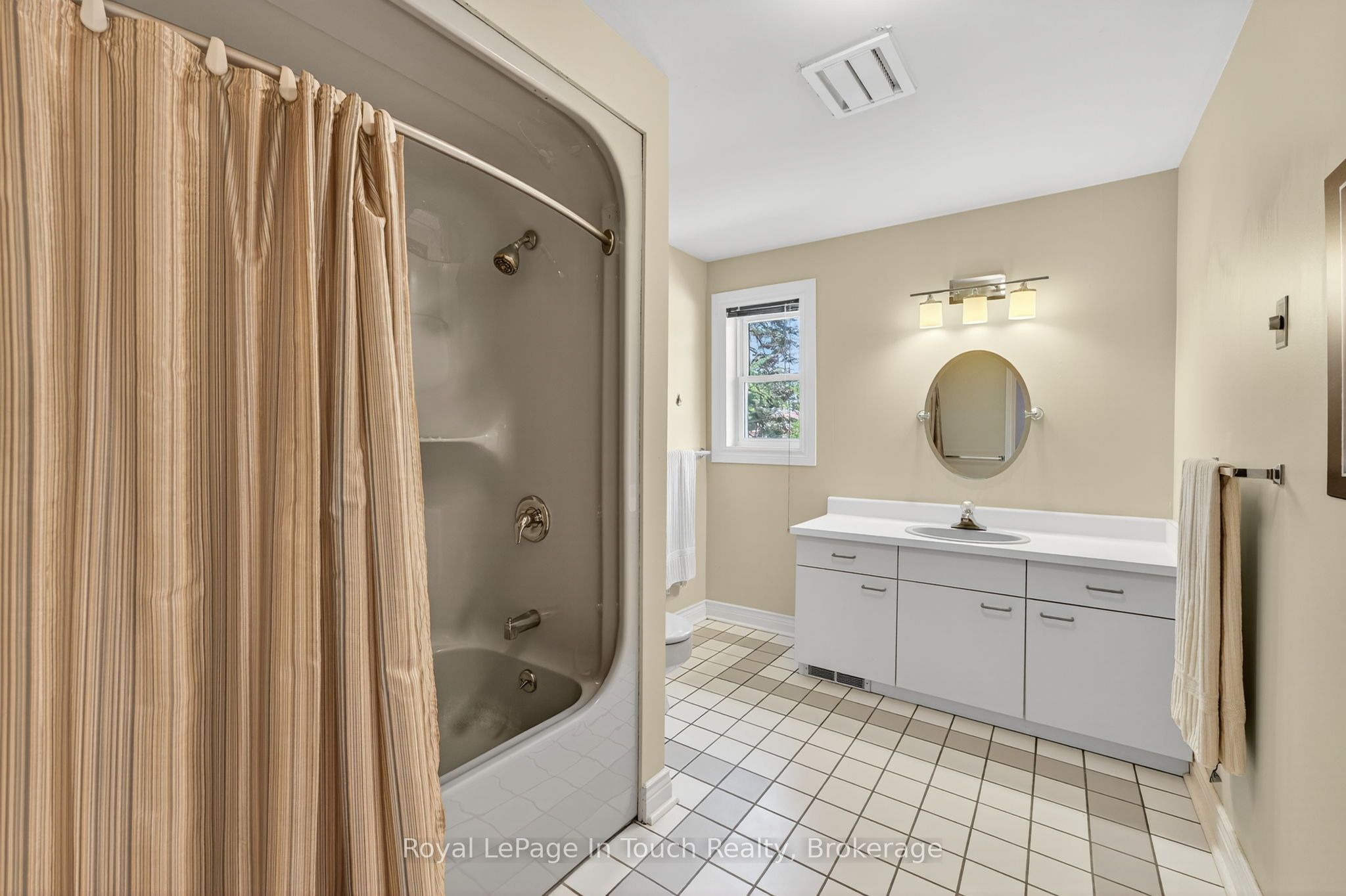 56 Robert Street E Property Photo 22