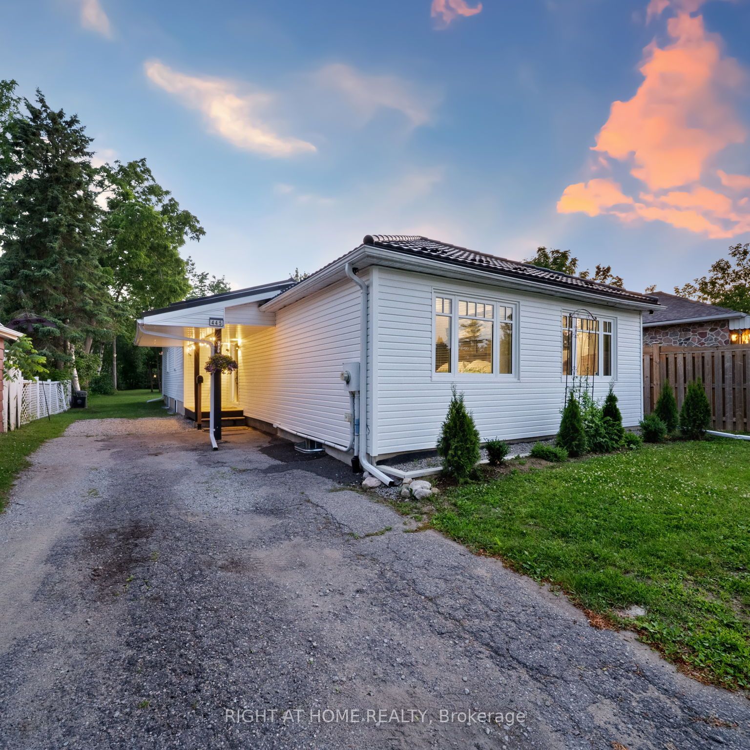 445 Peter St N Property Photo 1