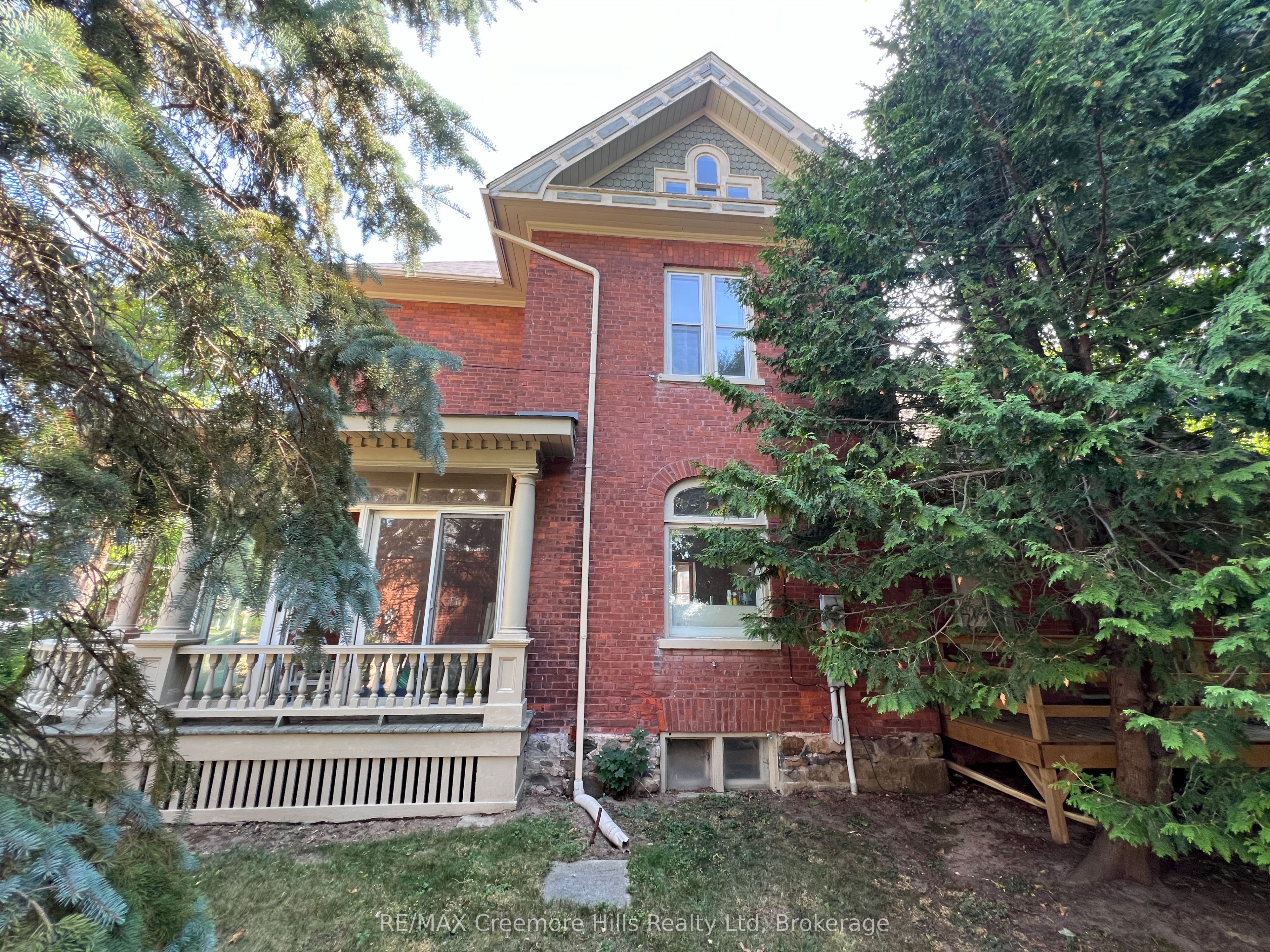 3 Wellington Street E Property Photo 5