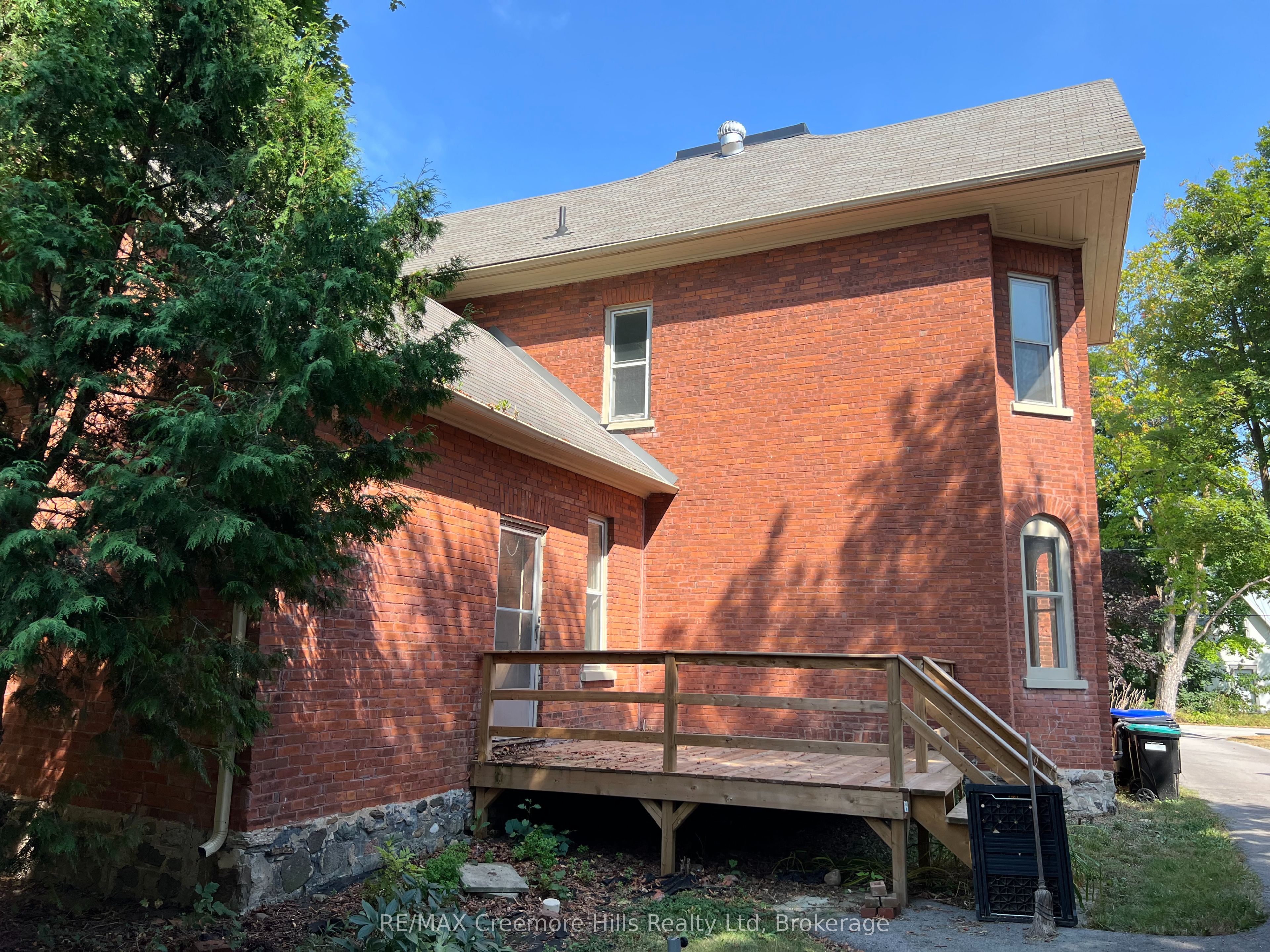 3 Wellington Street E Property Photo 7