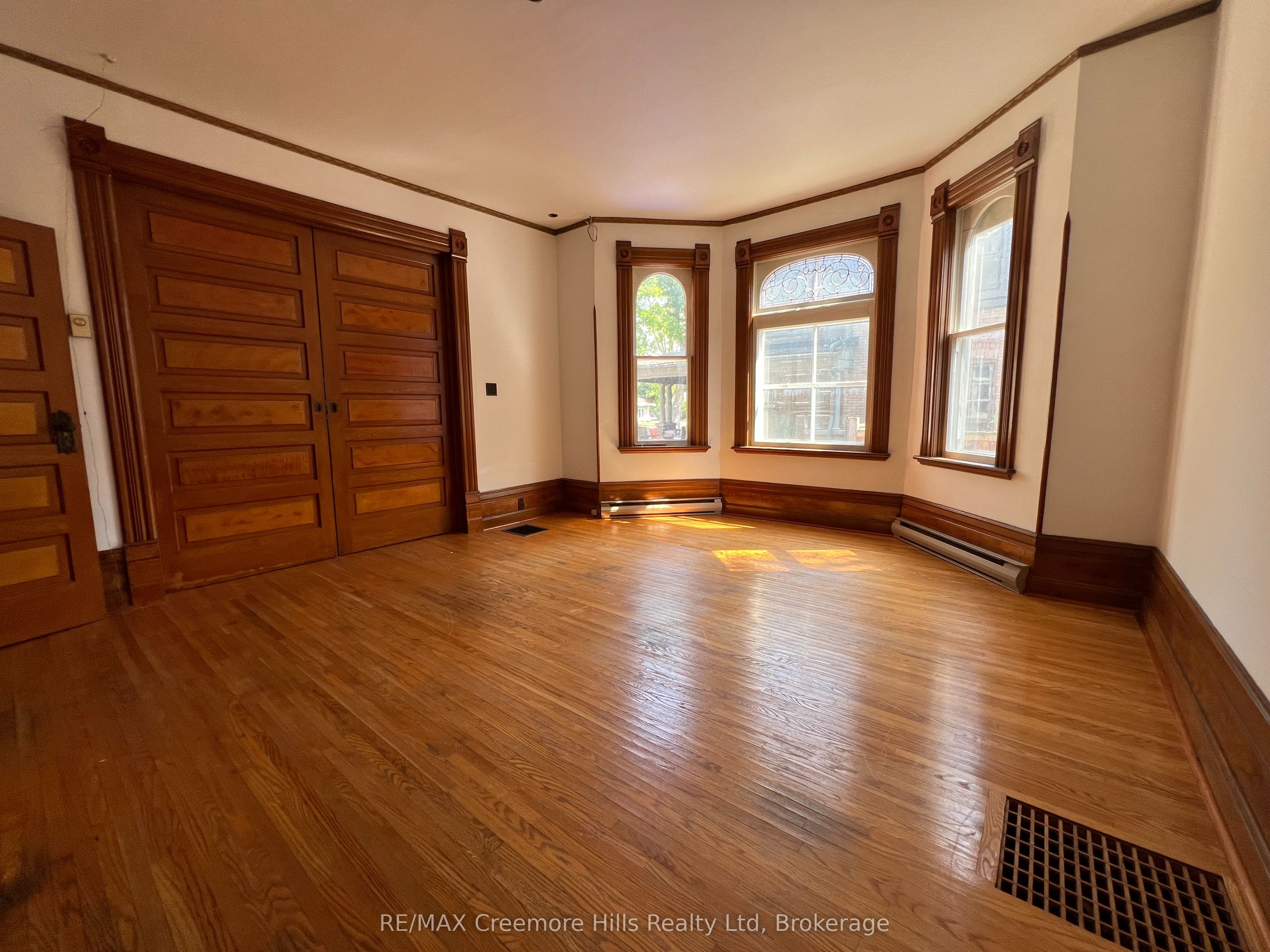 3 Wellington Street E Property Photo 17