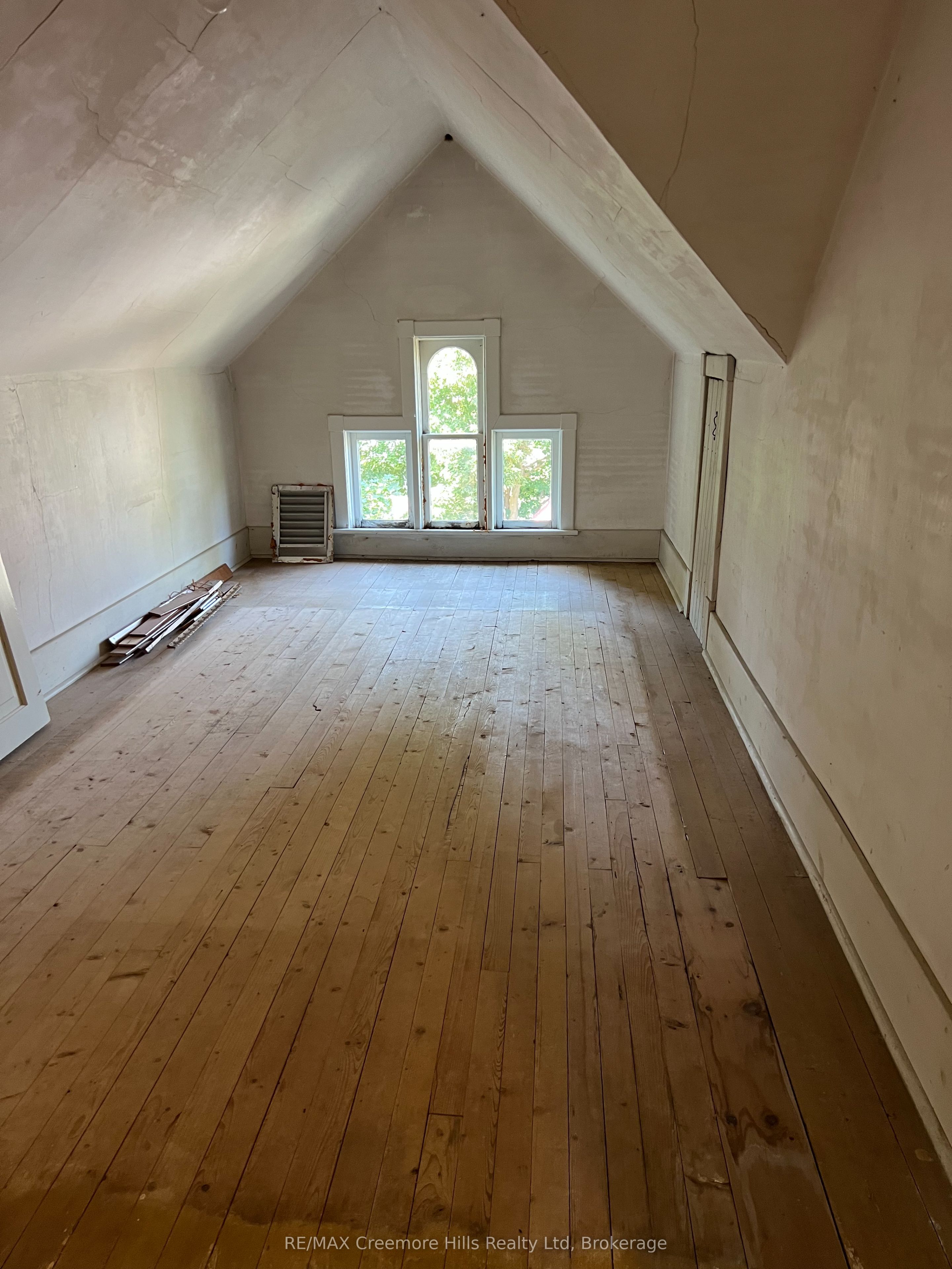 3 Wellington Street E Property Photo 28