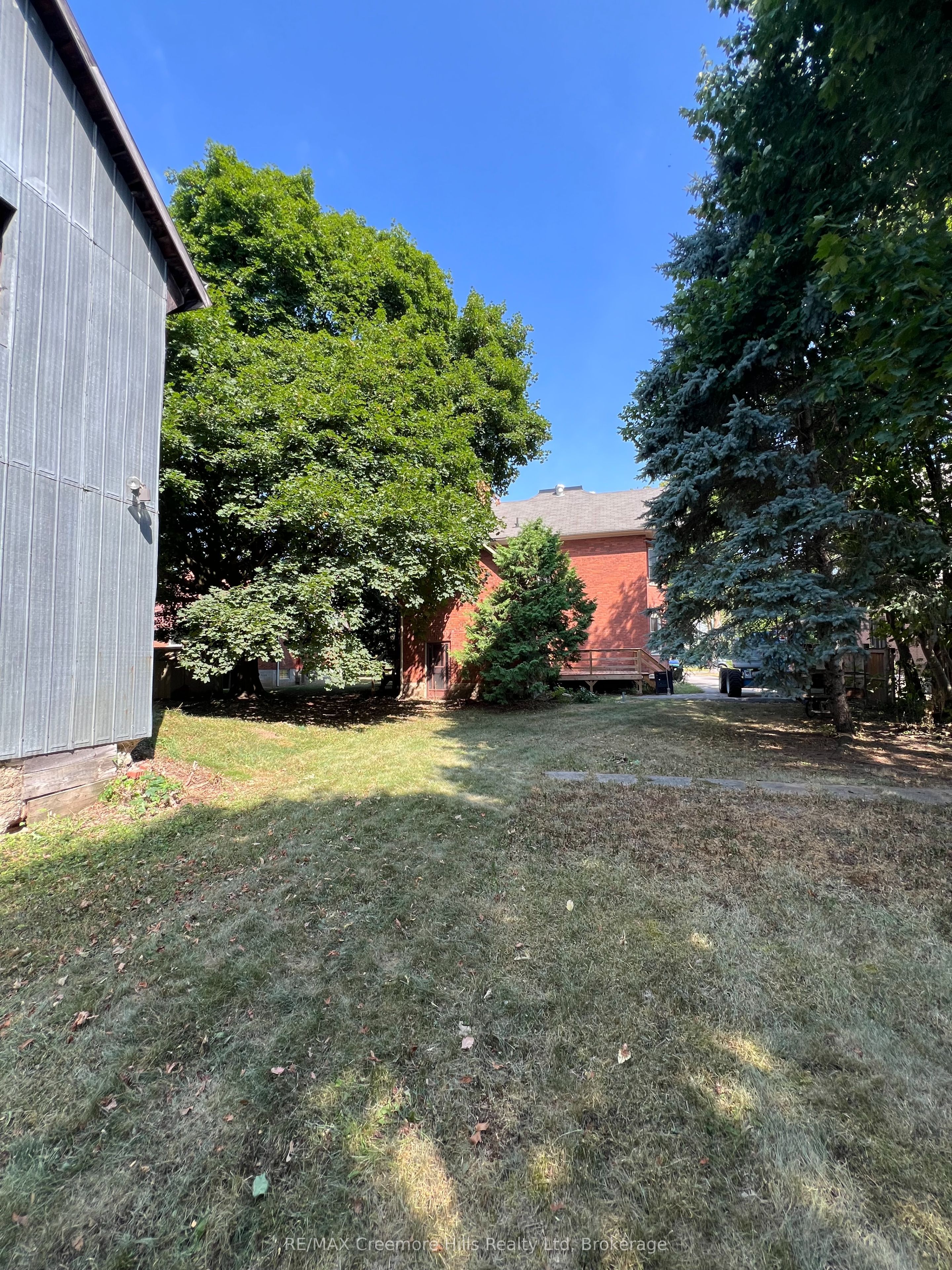 3 Wellington Street E Property Photo 32