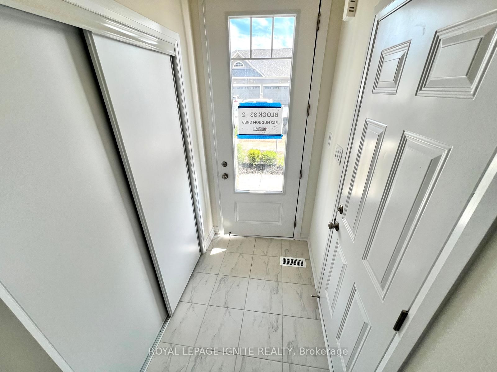 562 Hudson Crescent Property Photo 6