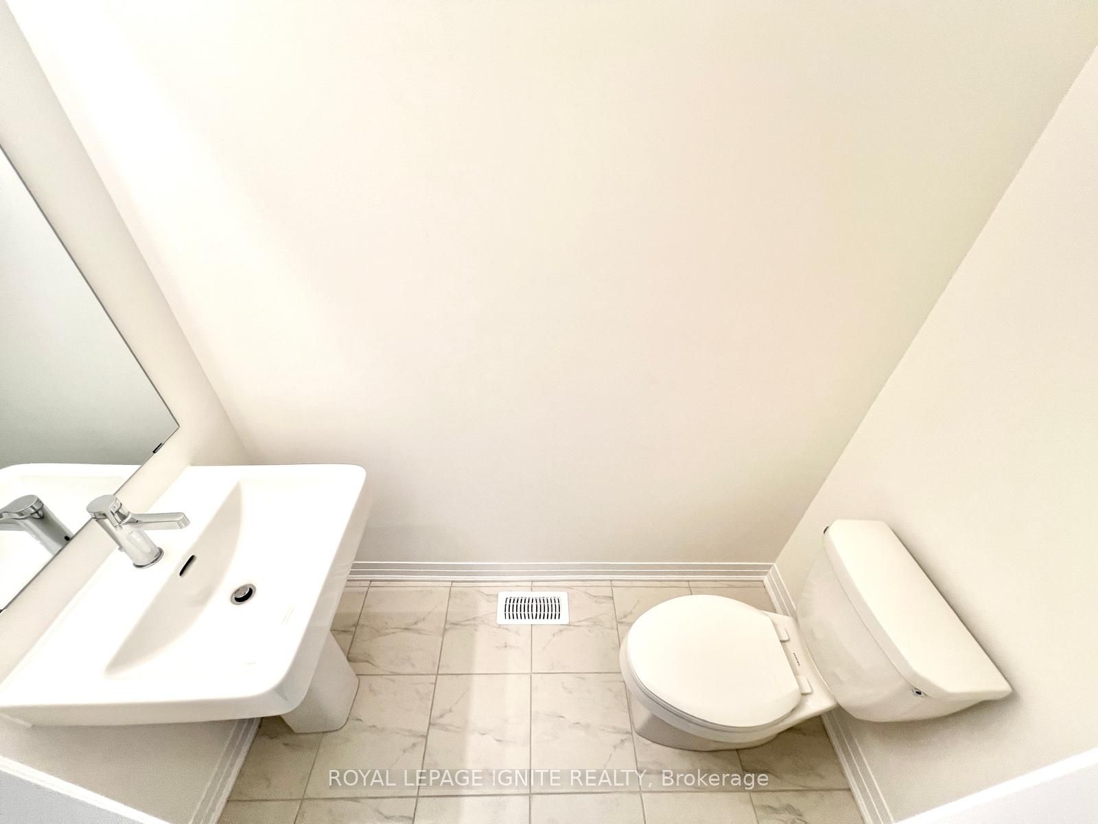 562 Hudson Crescent Property Photo 8