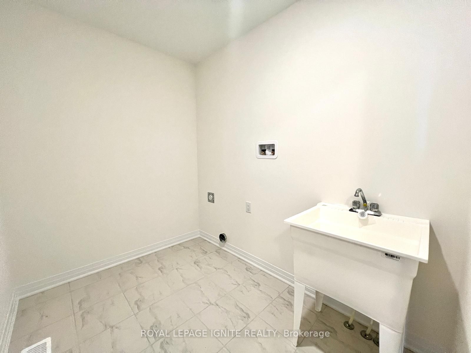 562 Hudson Crescent Property Photo 20