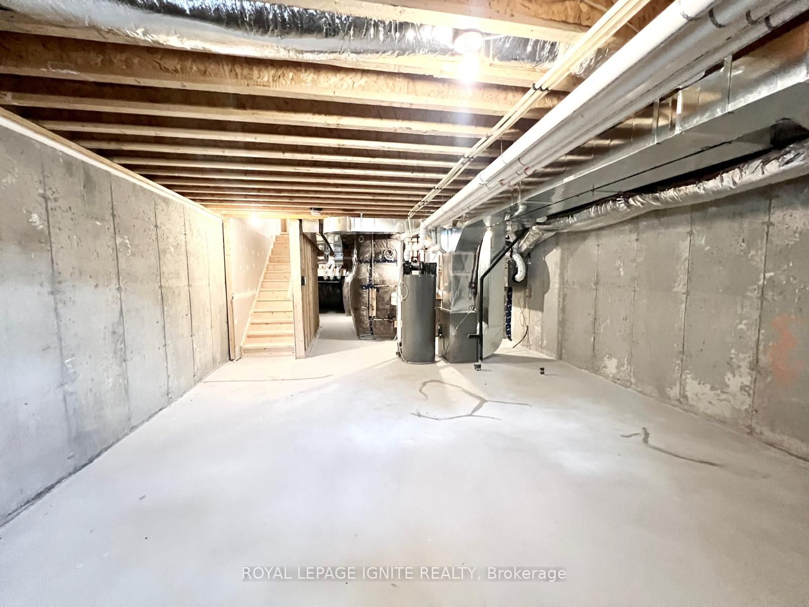 562 Hudson Crescent Property Photo 27