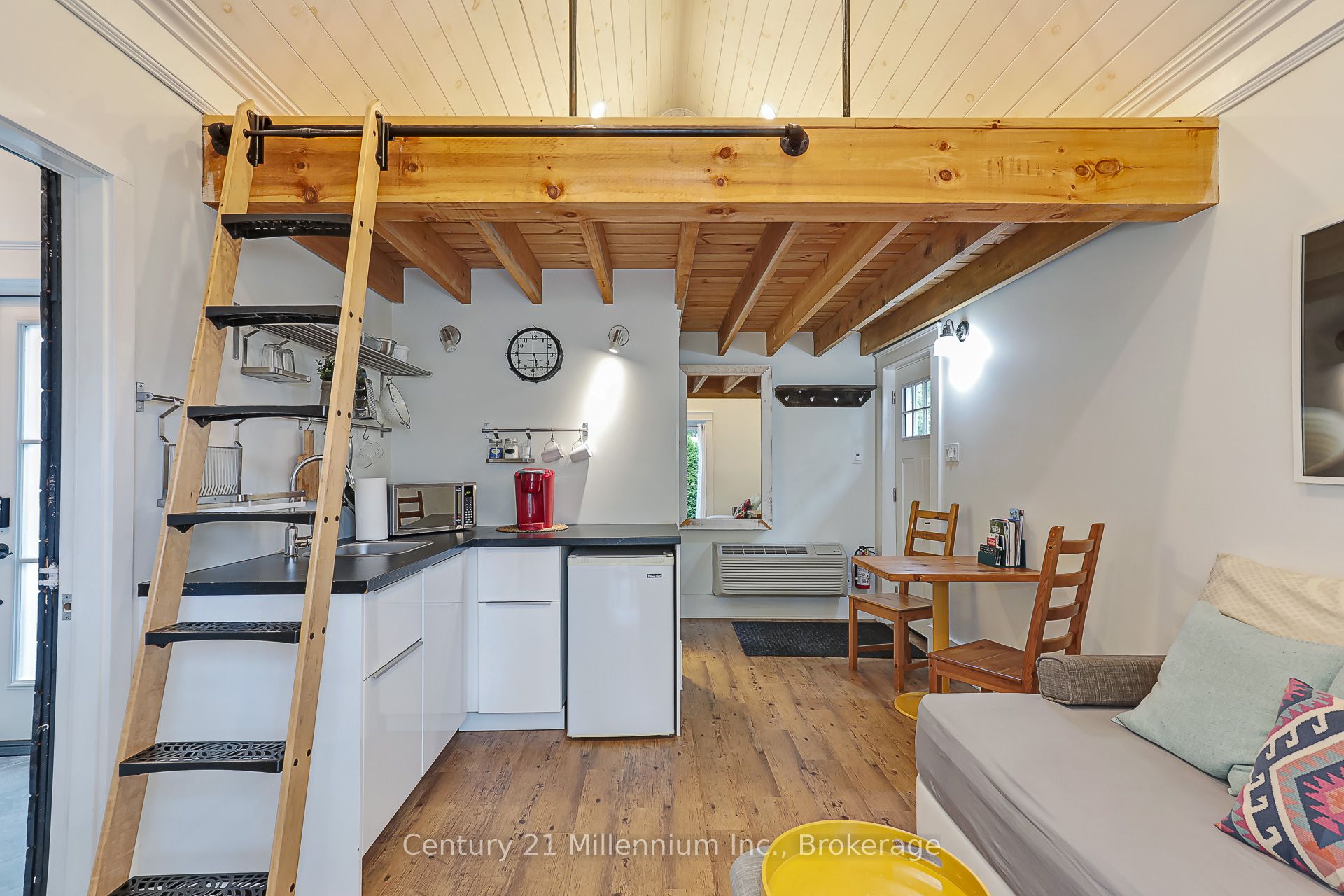 421 Napier Street Property Photo 8