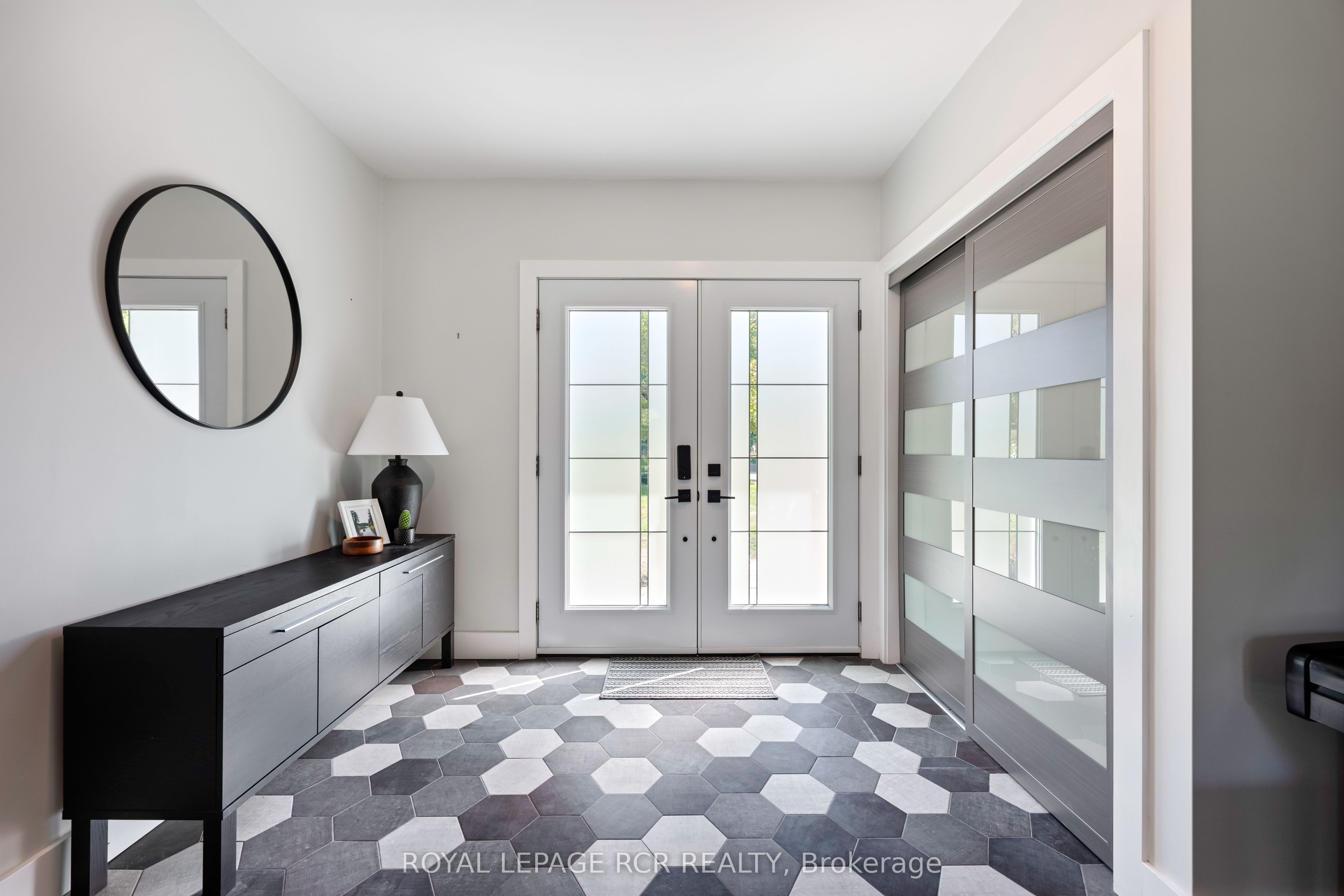 2534 Sunnidale Road Property Photo 3