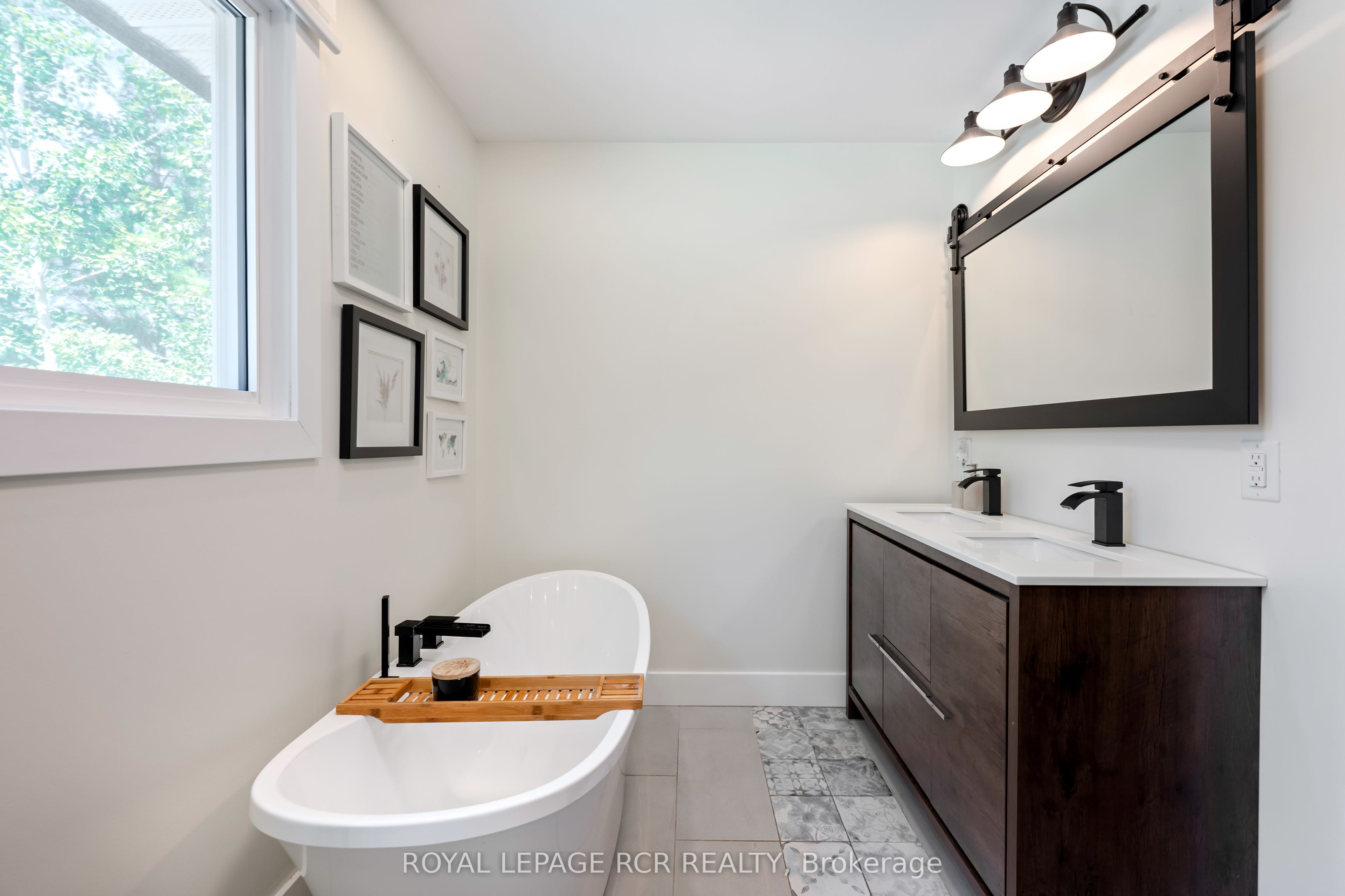 2534 Sunnidale Road Property Photo 23