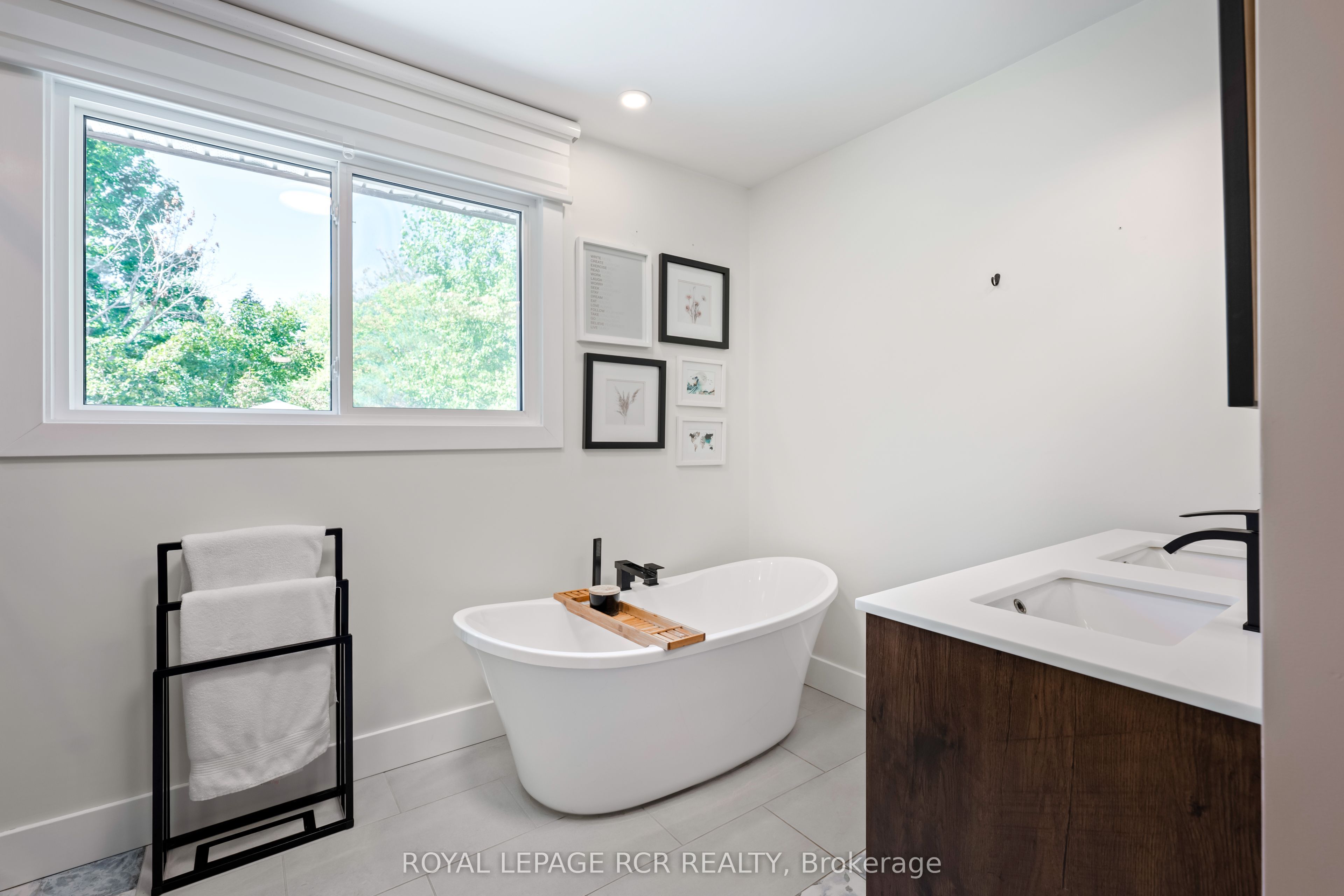 2534 Sunnidale Road Property Photo 24