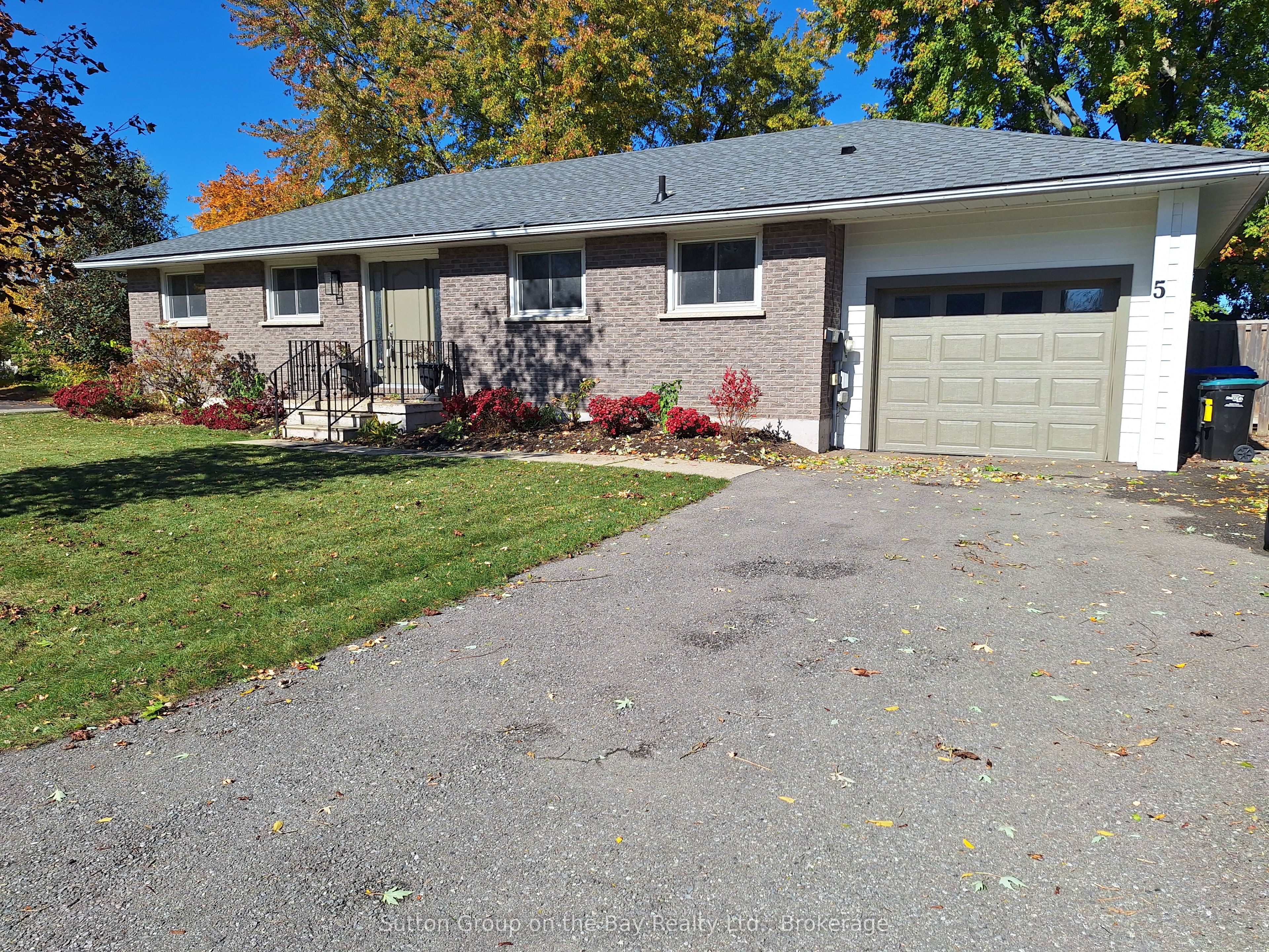 5 BROCK Crescent Property Photo 1