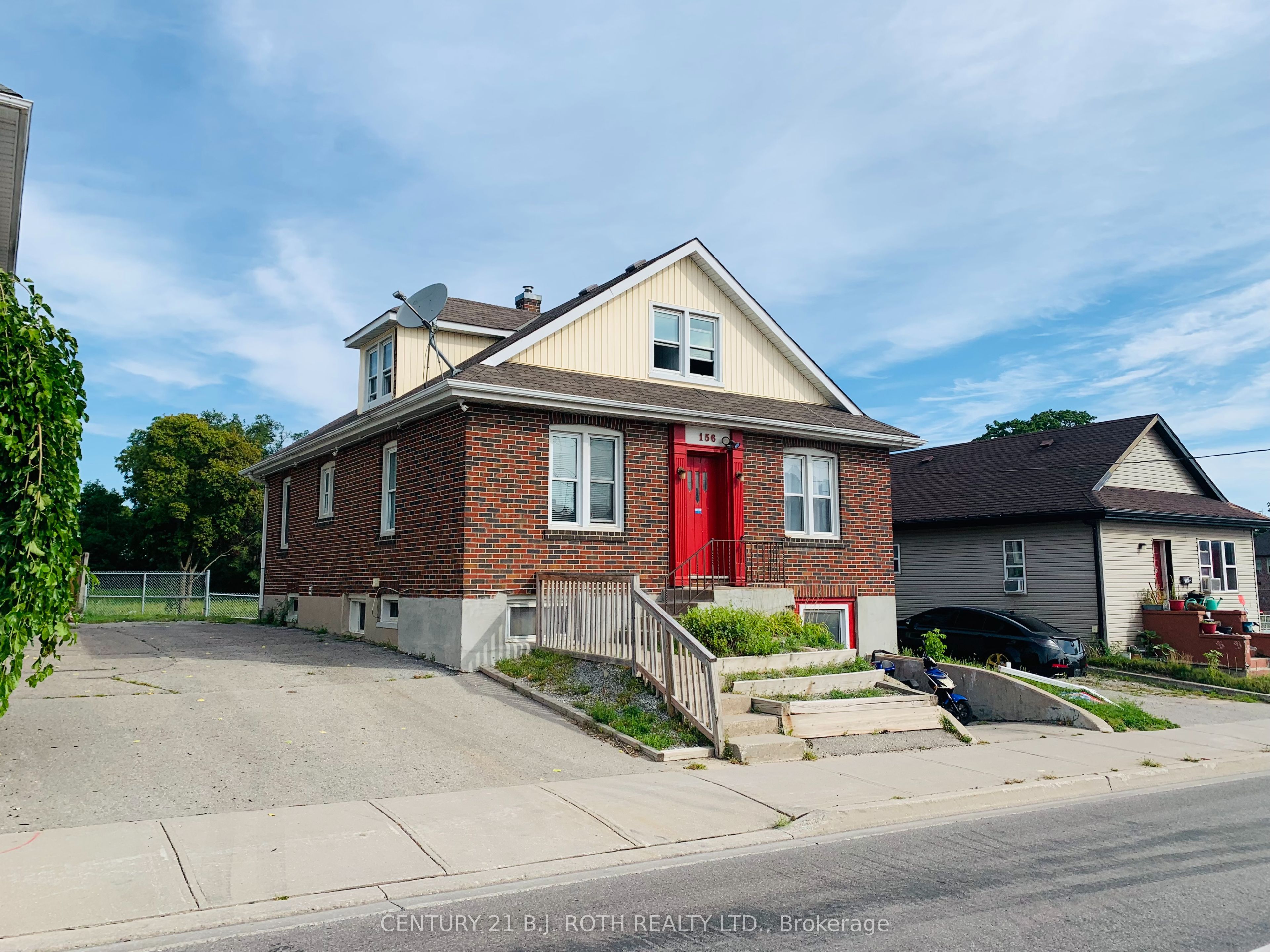 156 Dunlop St W Property Photo 1