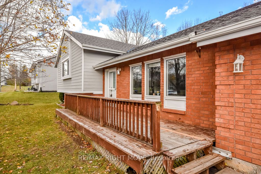 3811 Leo Crescent Property Photo 2