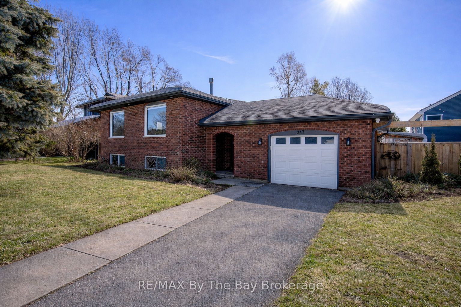 247 SIMCOE Street Property Photo 1