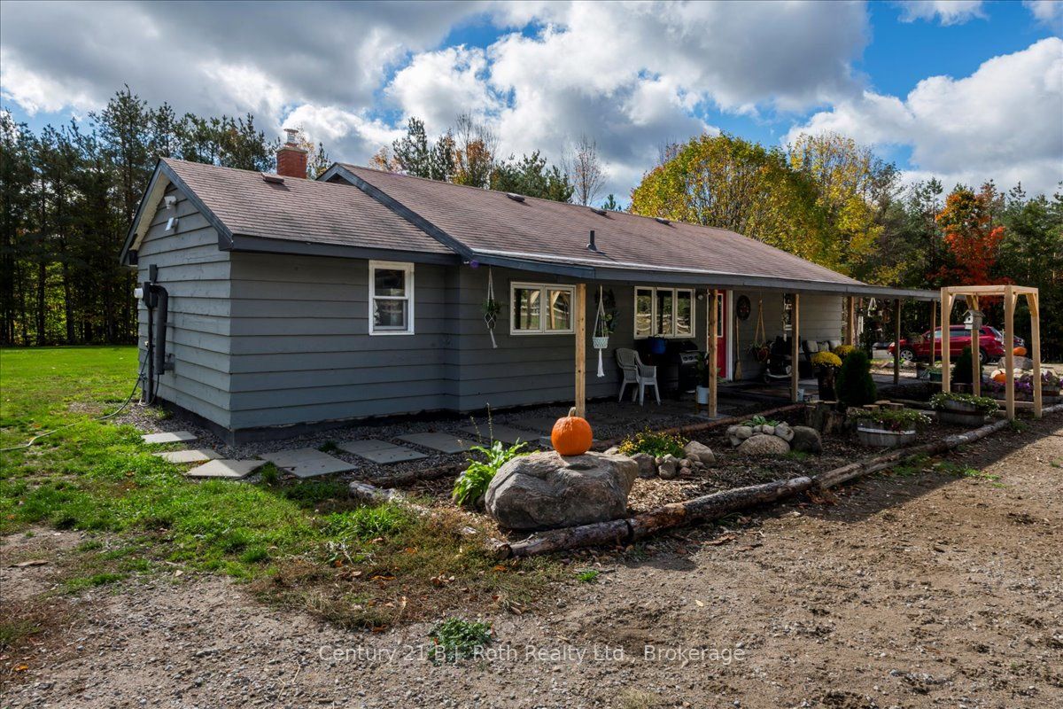 2286 Flos 10 Road Property Photo 1