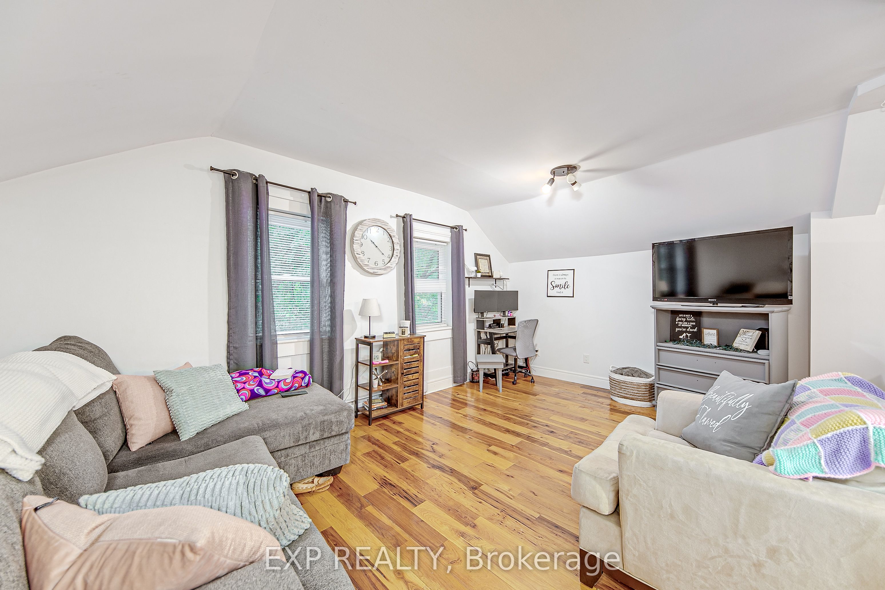 2 Francis Street E Property Photo 34