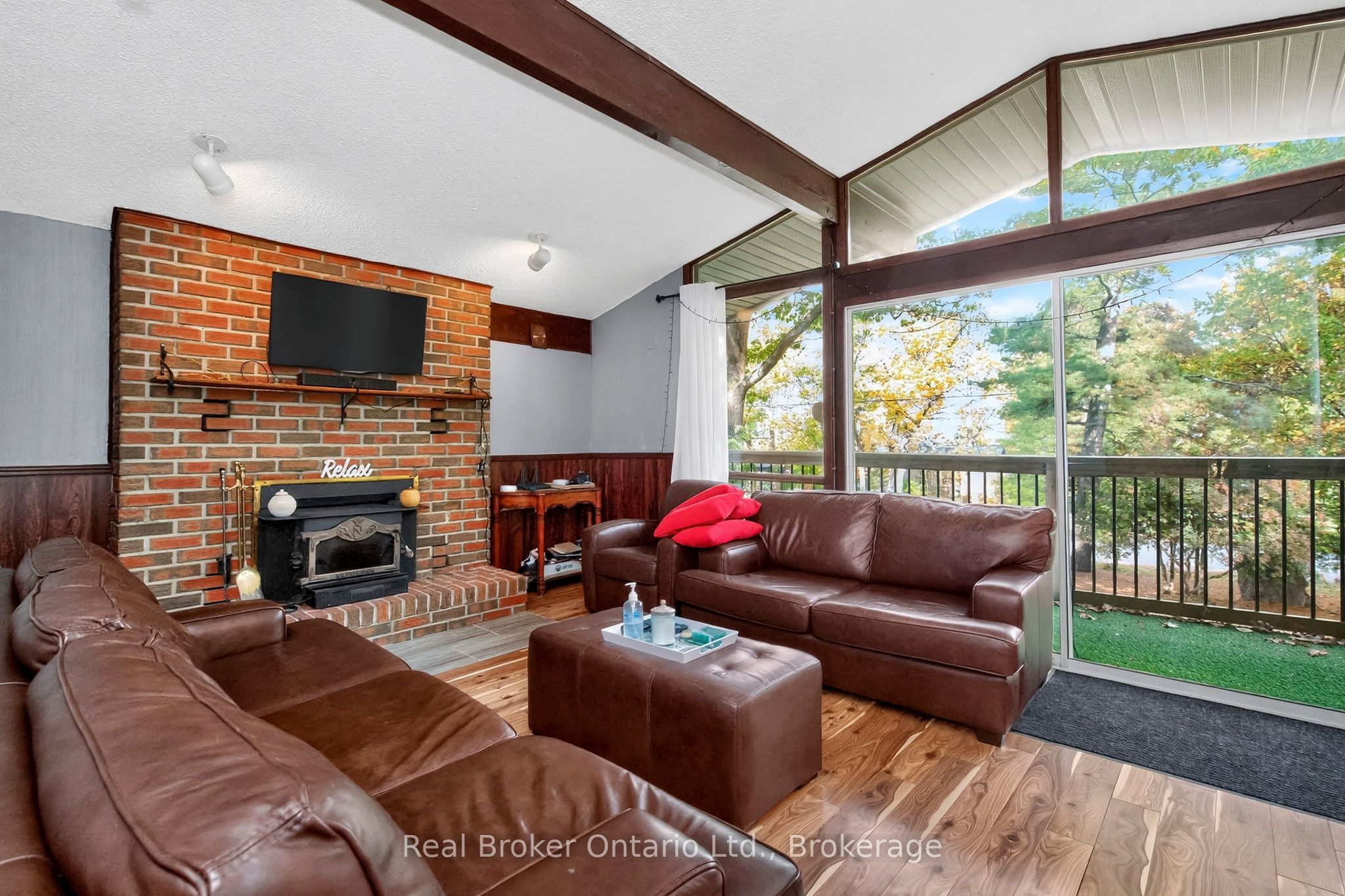 1950 Champlain Road Property Photo 4