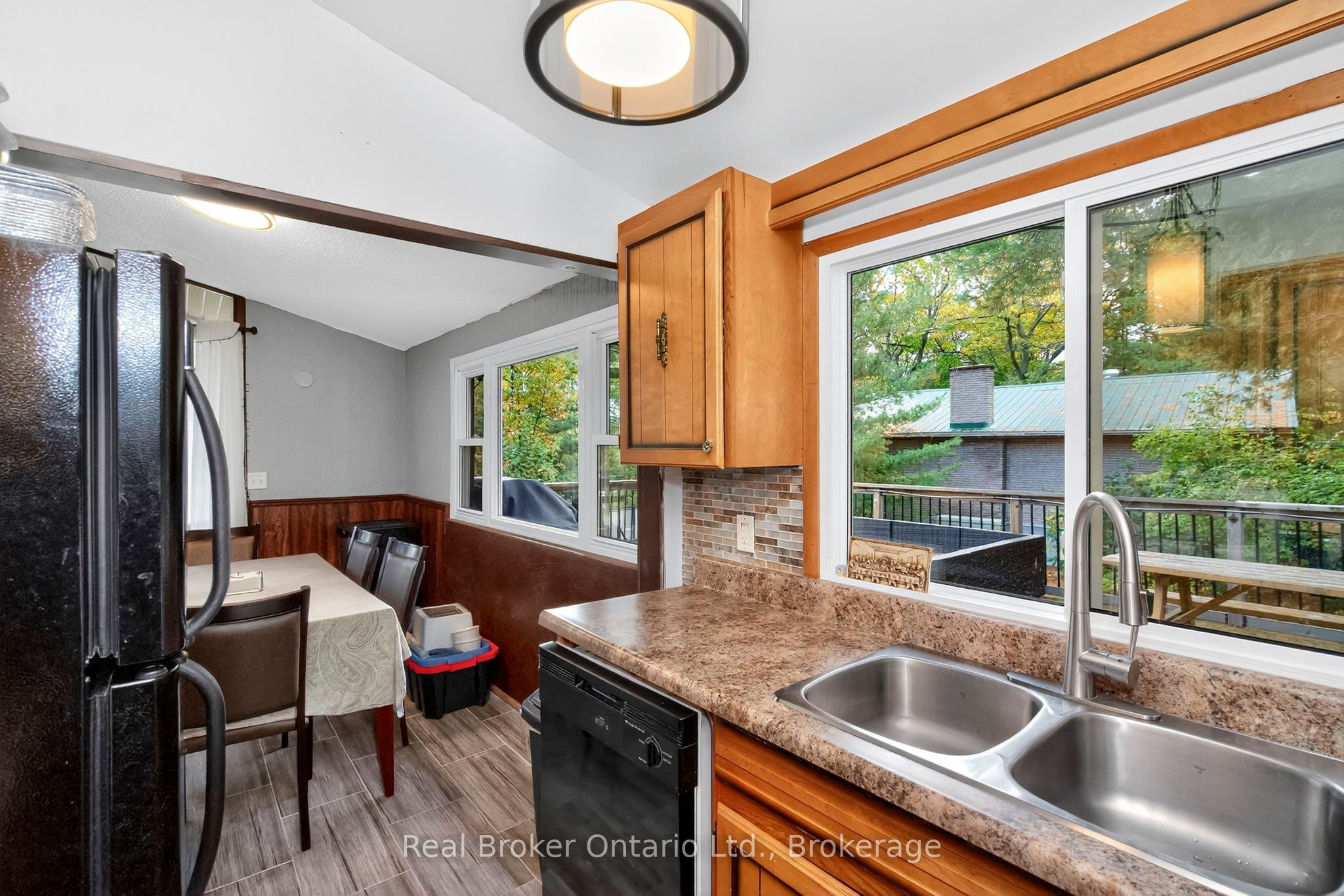 1950 Champlain Road Property Photo 9