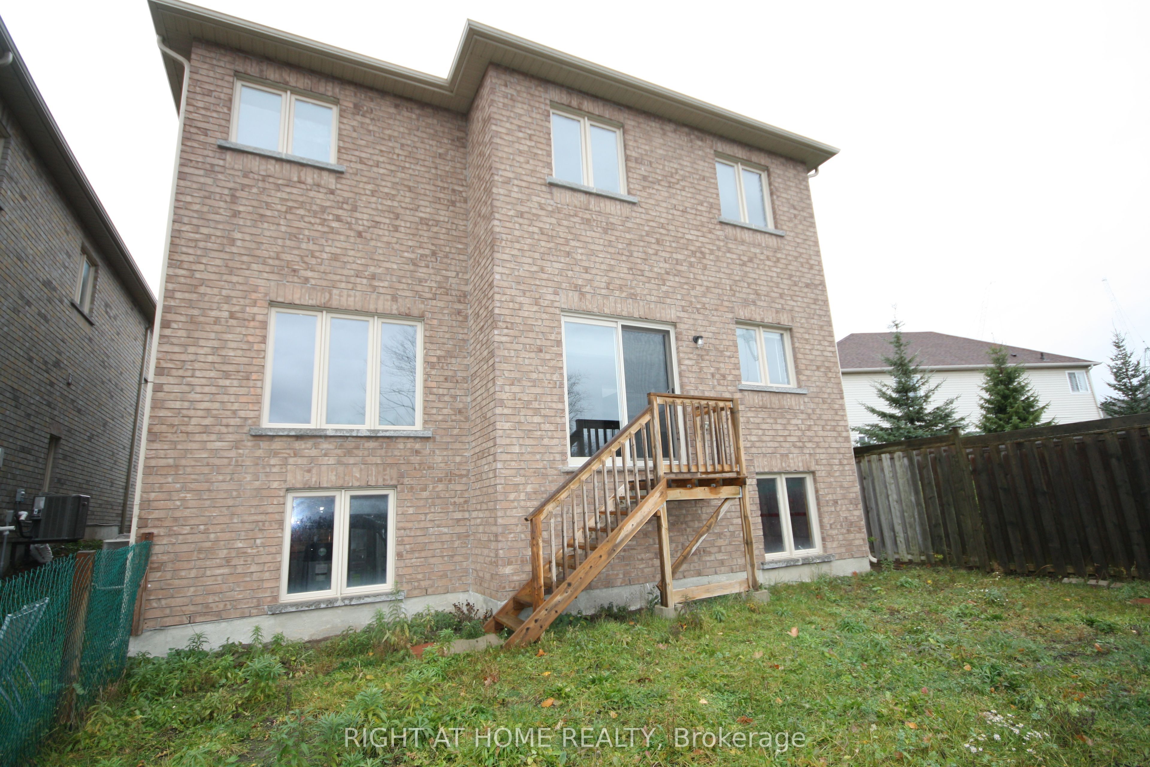66 White Crescent Property Photo 2