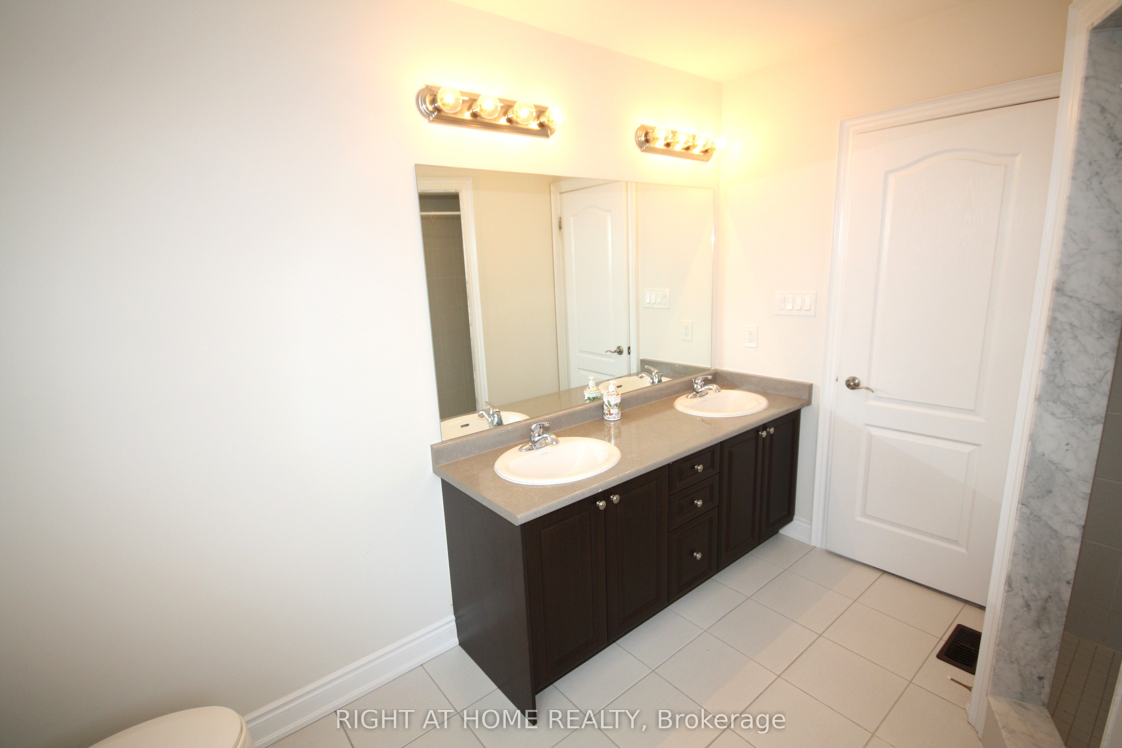 66 White Crescent Property Photo 27