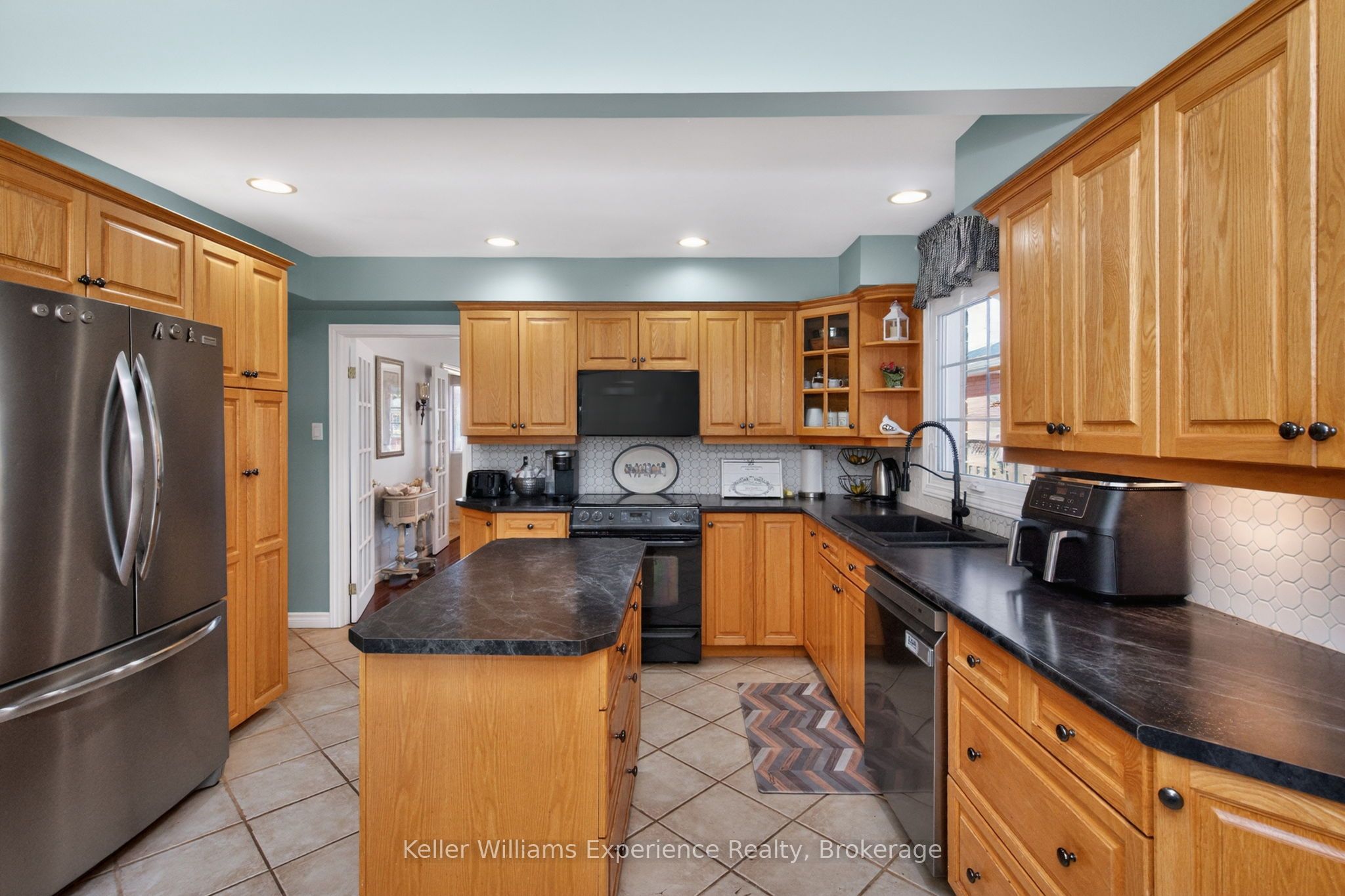 933 Playfair Road Property Photo 12