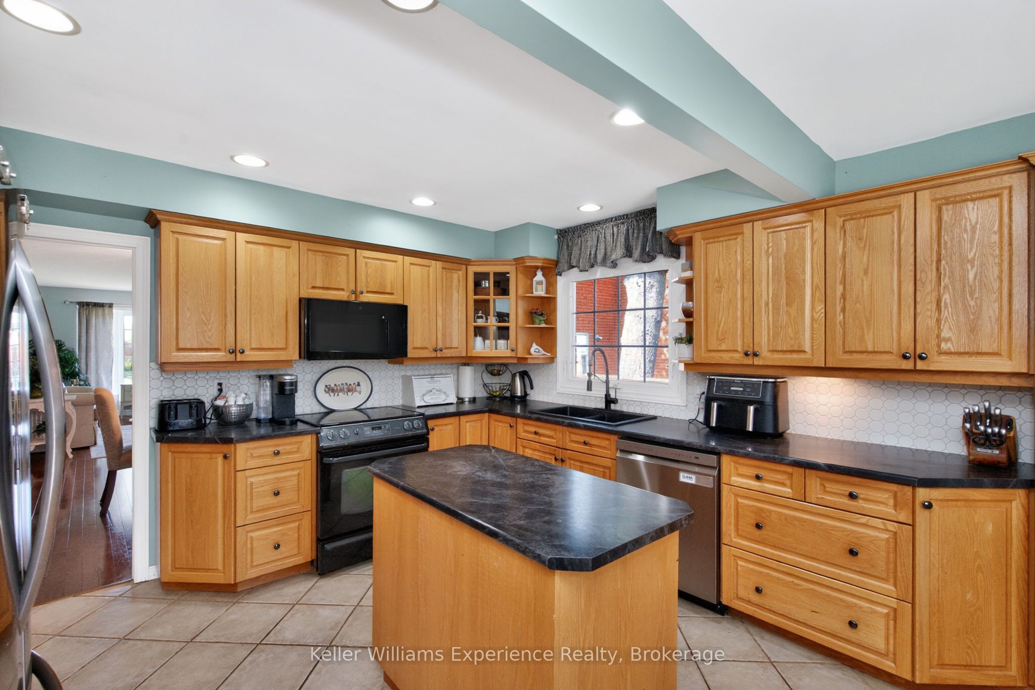933 Playfair Road Property Photo 14