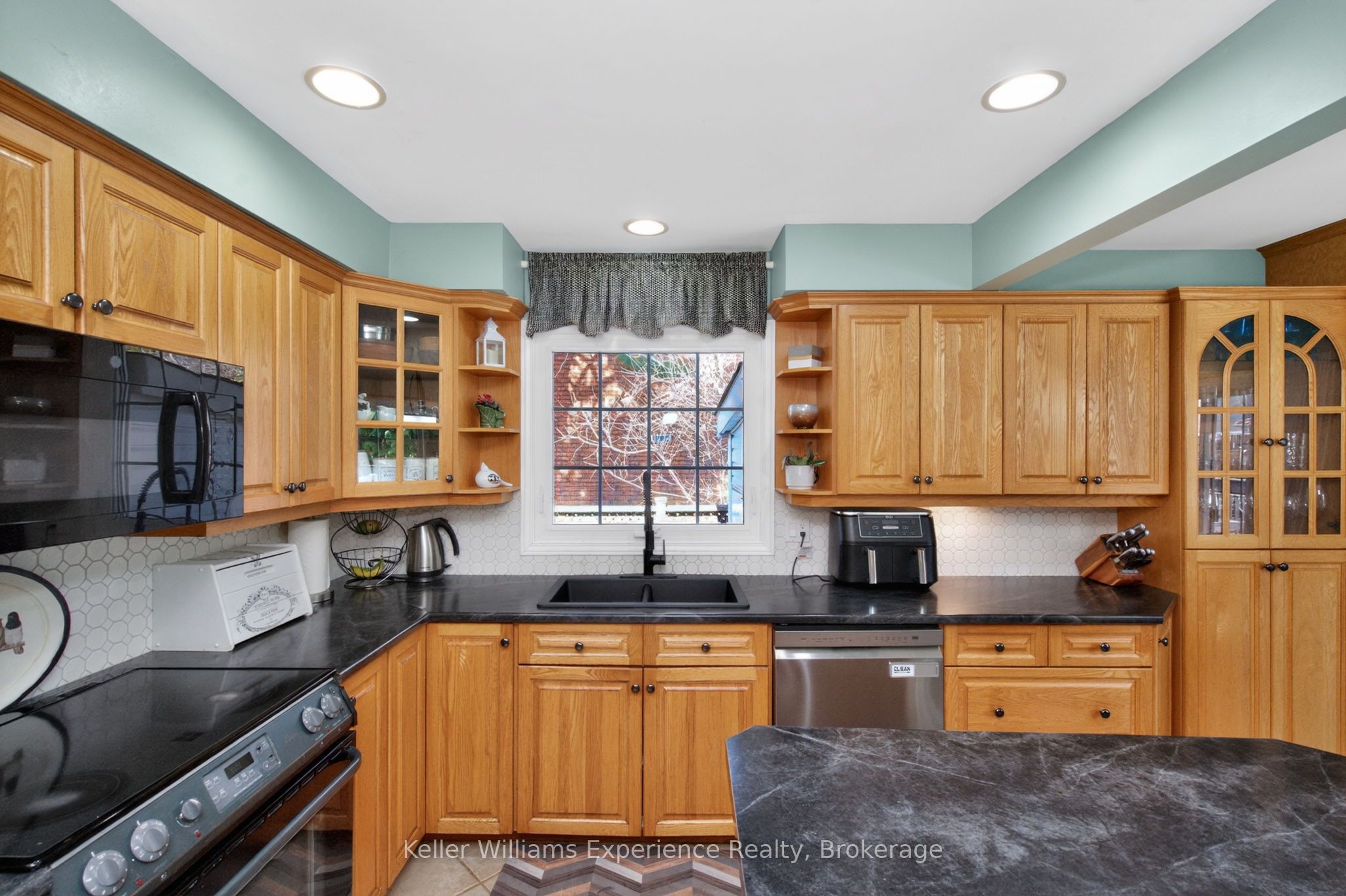 933 Playfair Road Property Photo 16
