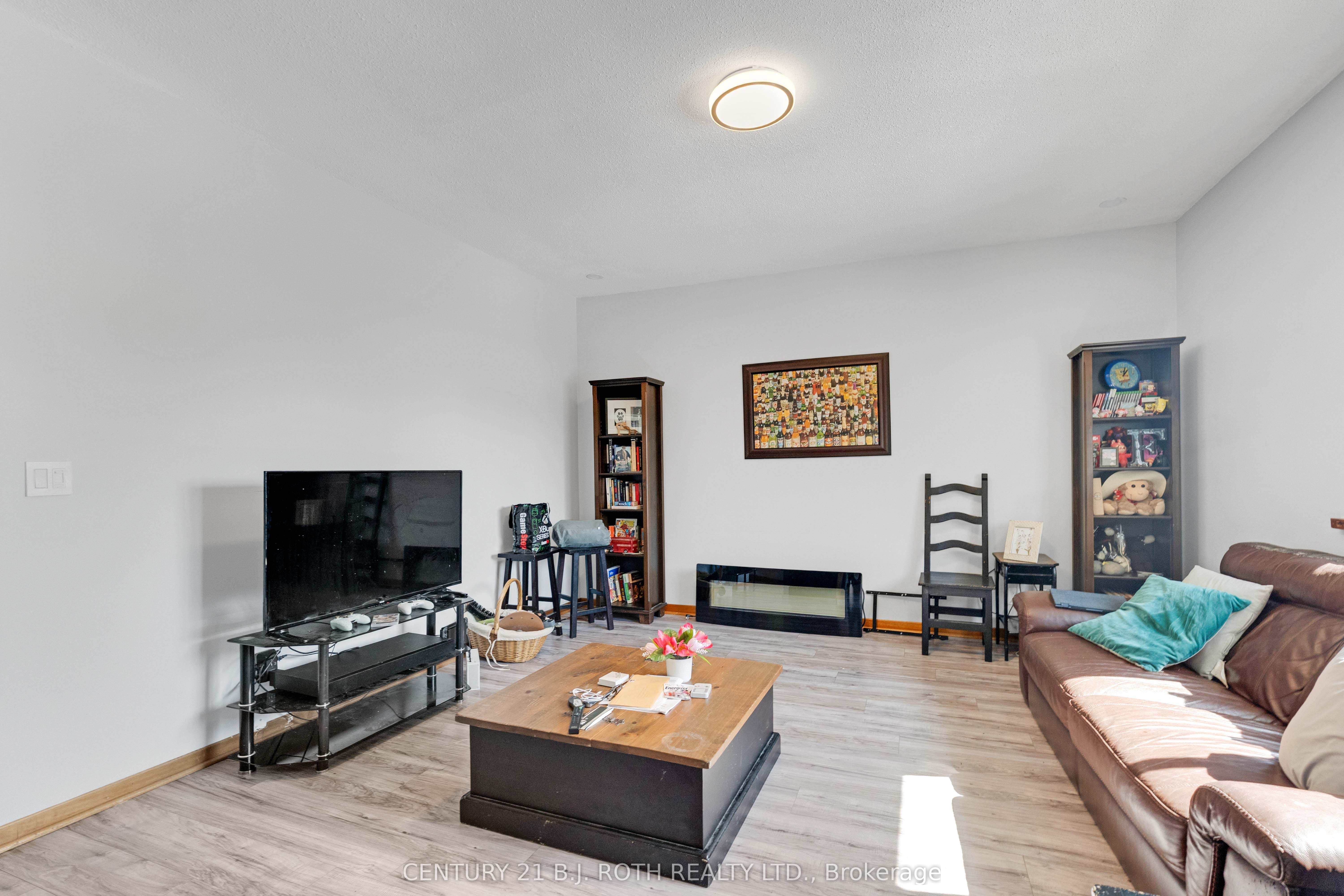 184 Borland Street E Property Photo 11