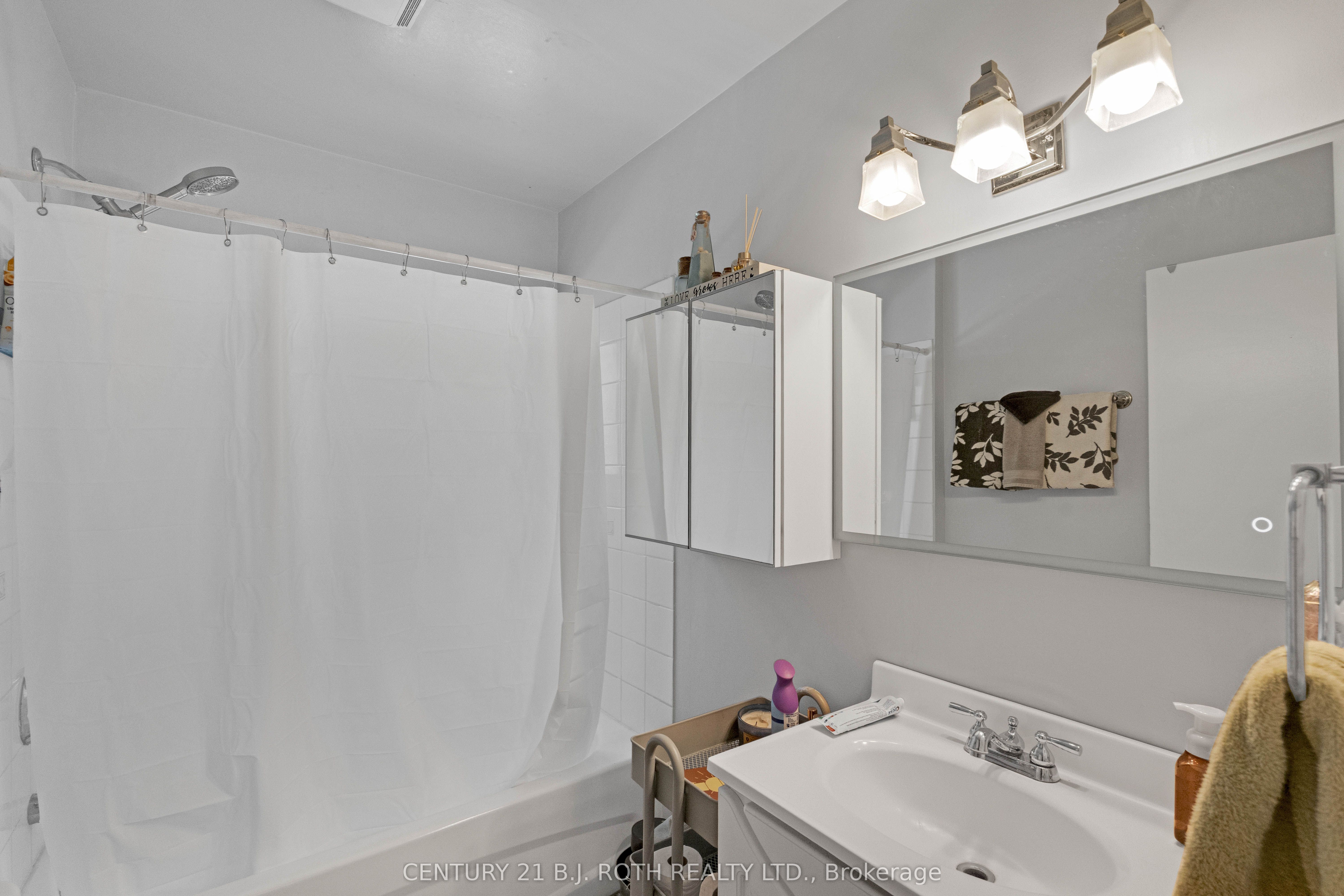 184 Borland Street E Property Photo 16