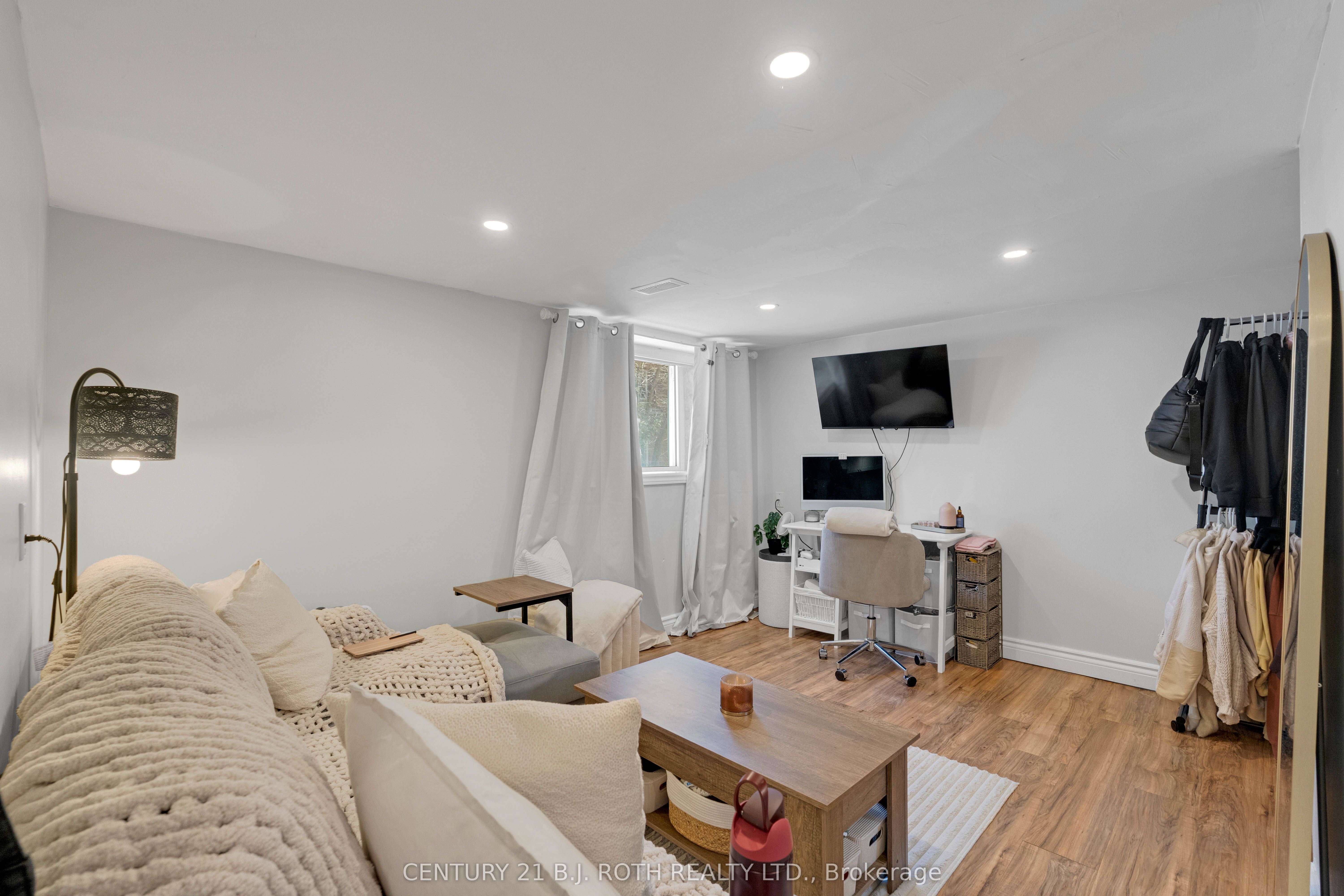 184 Borland Street E Property Photo 27