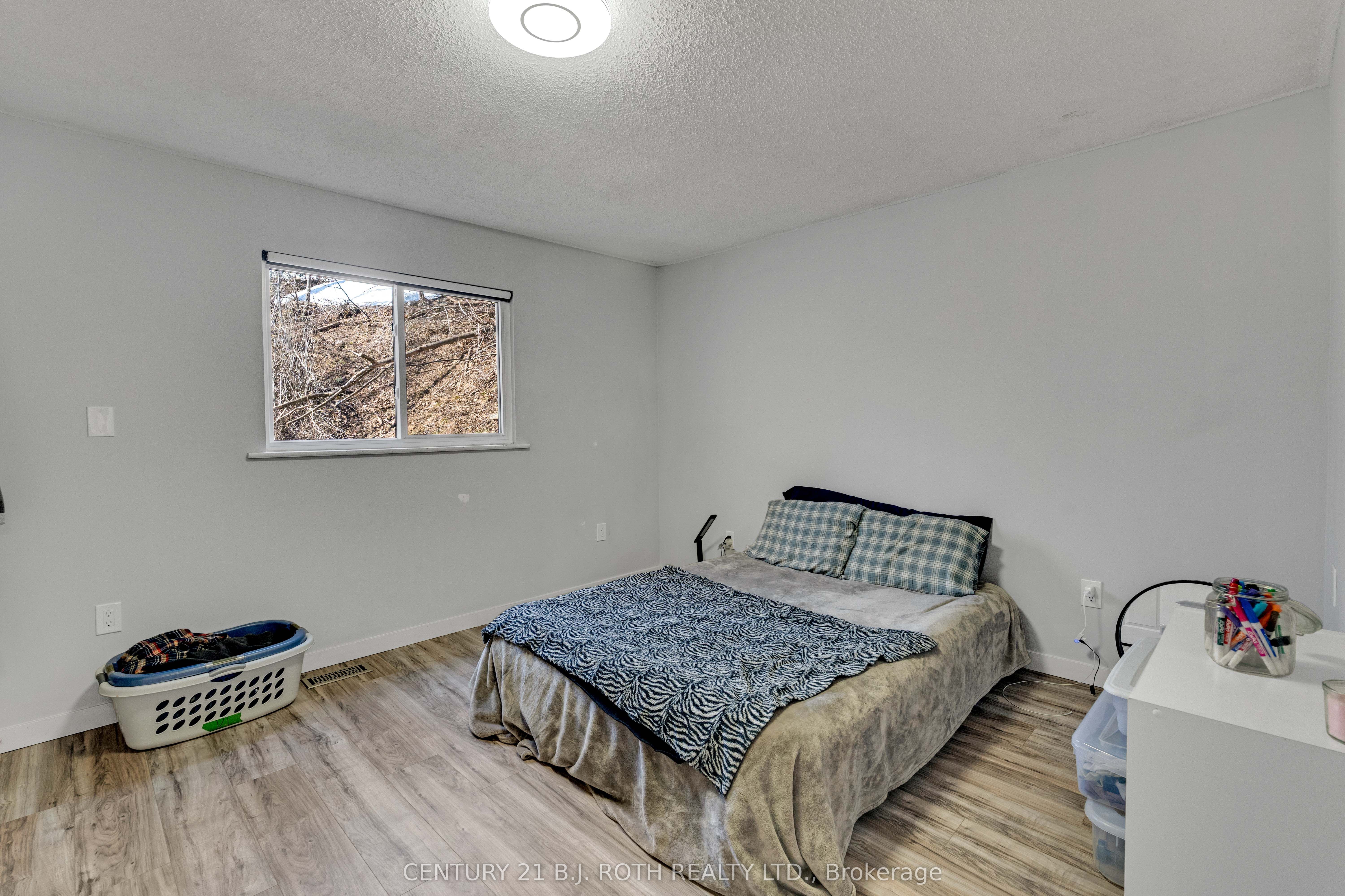 184 Borland Street E Property Photo 37