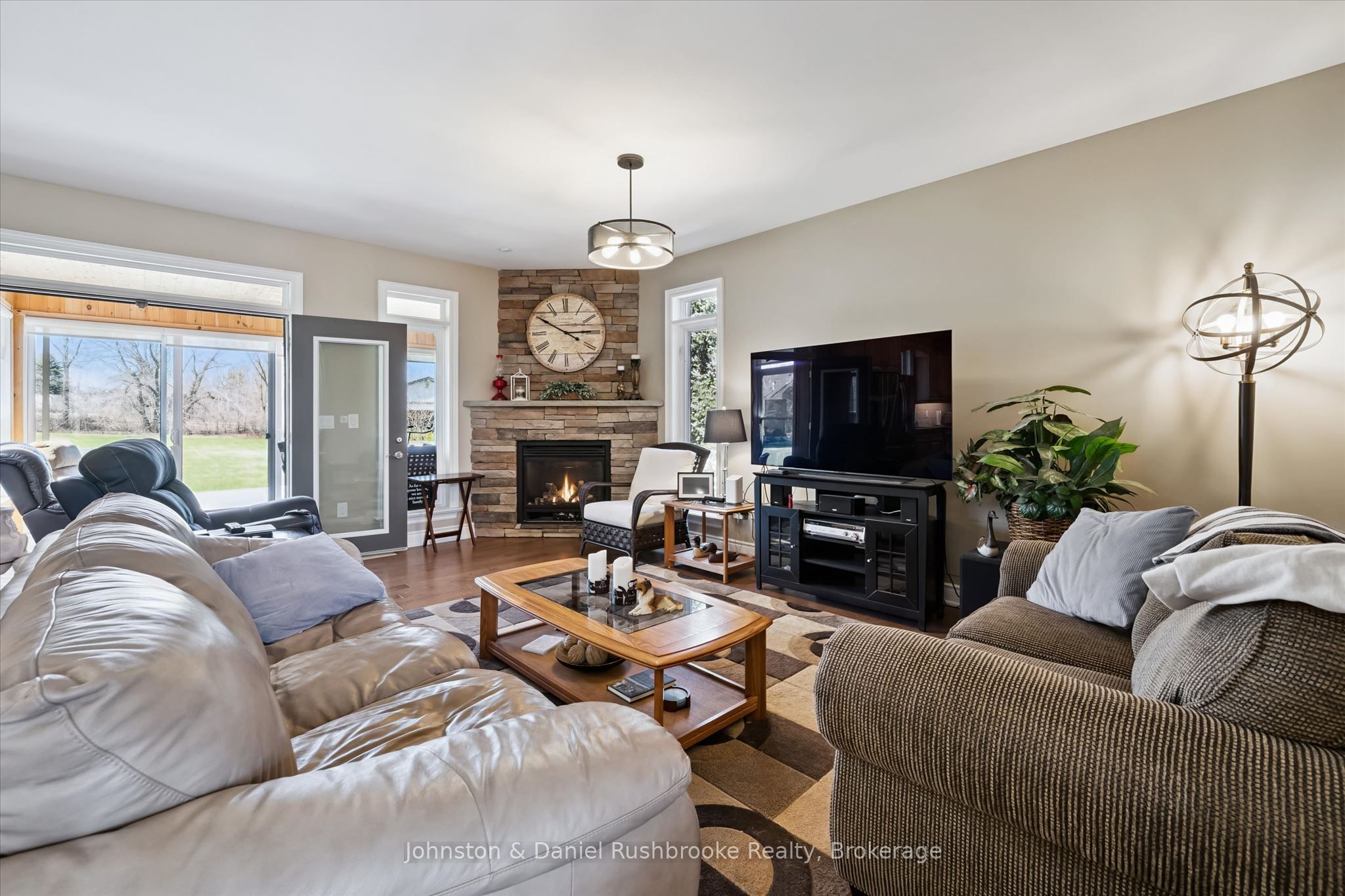 1842 Meadowview Court Property Photo 3