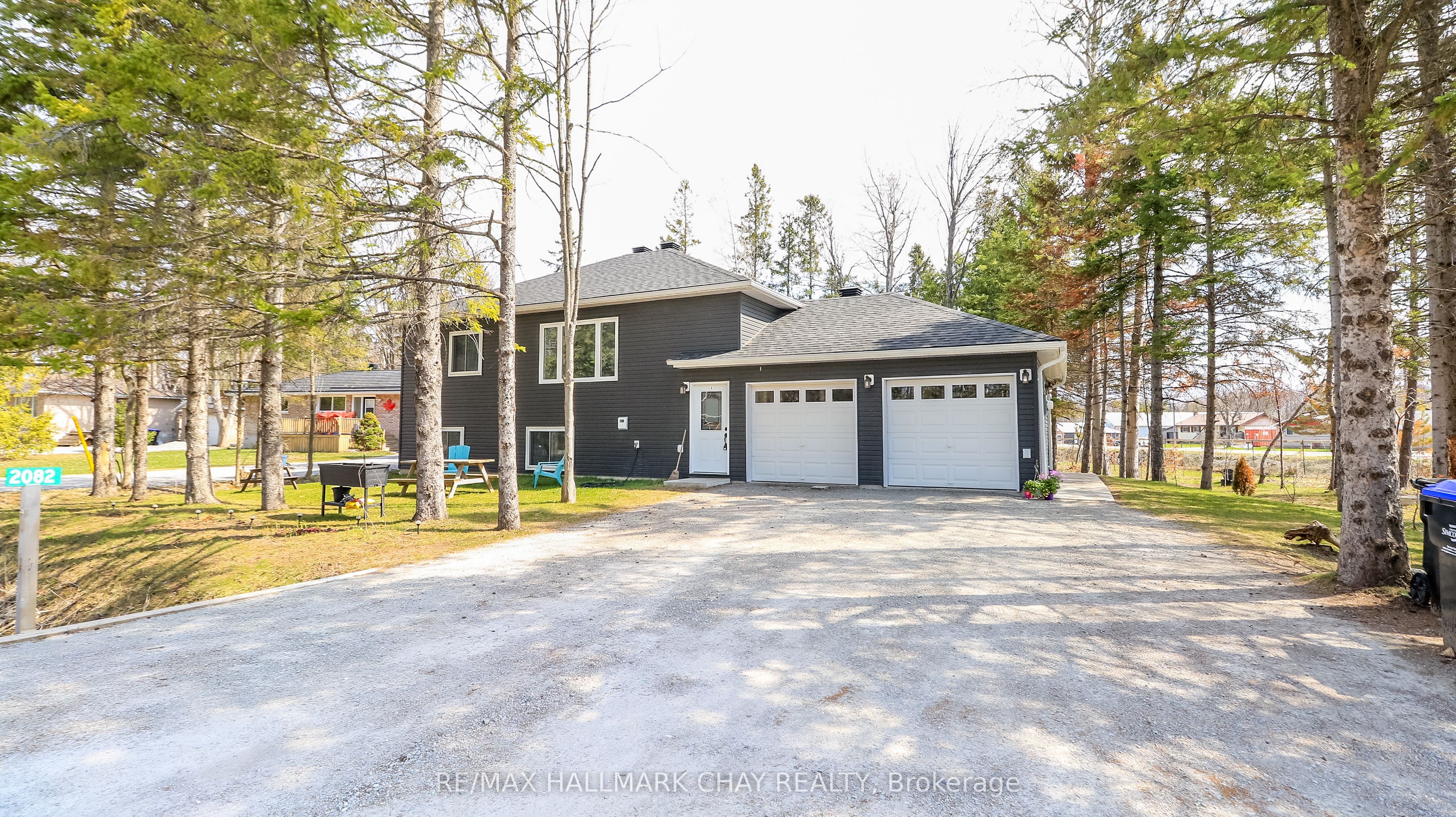 2082 Centre Avenue Property Photo 1