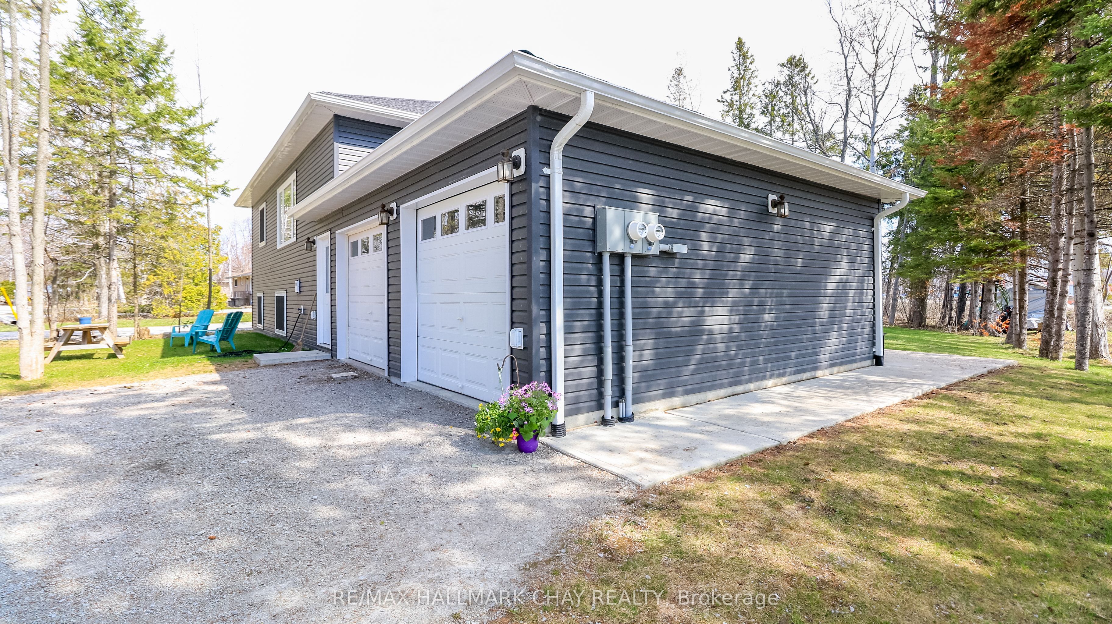 2082 Centre Avenue Property Photo 4