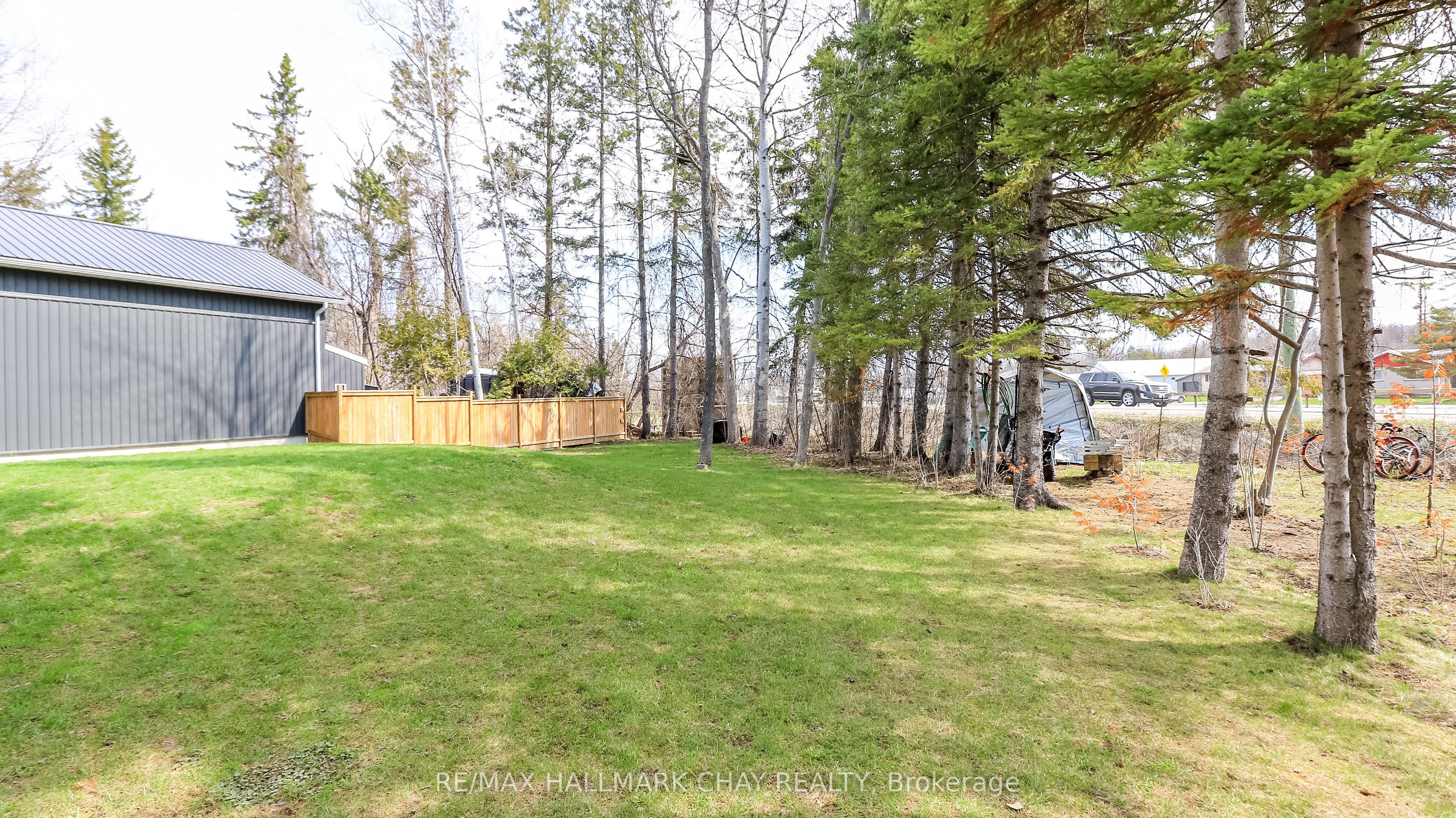 2082 Centre Avenue Property Photo 6