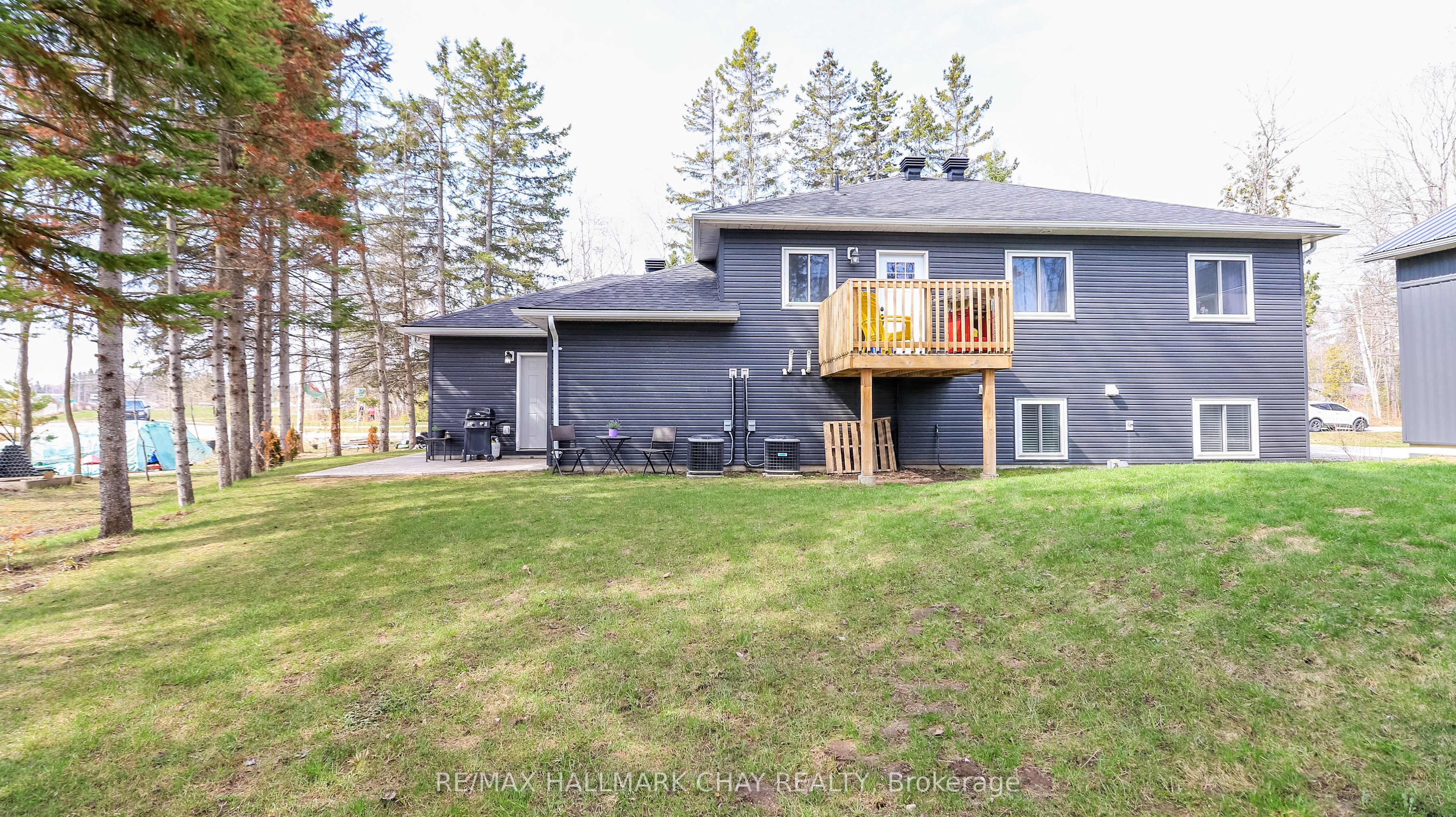 2082 Centre Avenue Property Photo 7