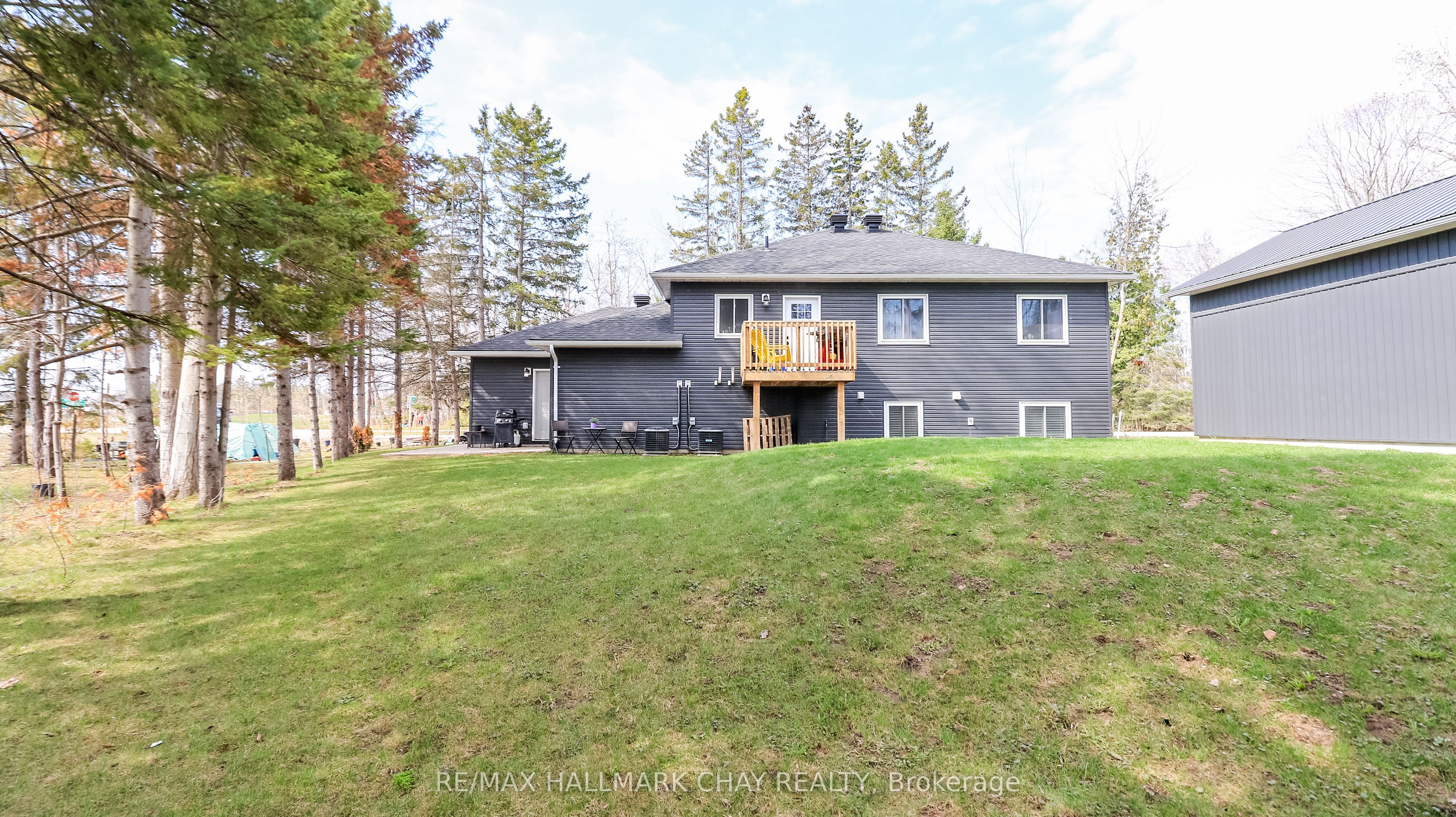 2082 Centre Avenue Property Photo 8