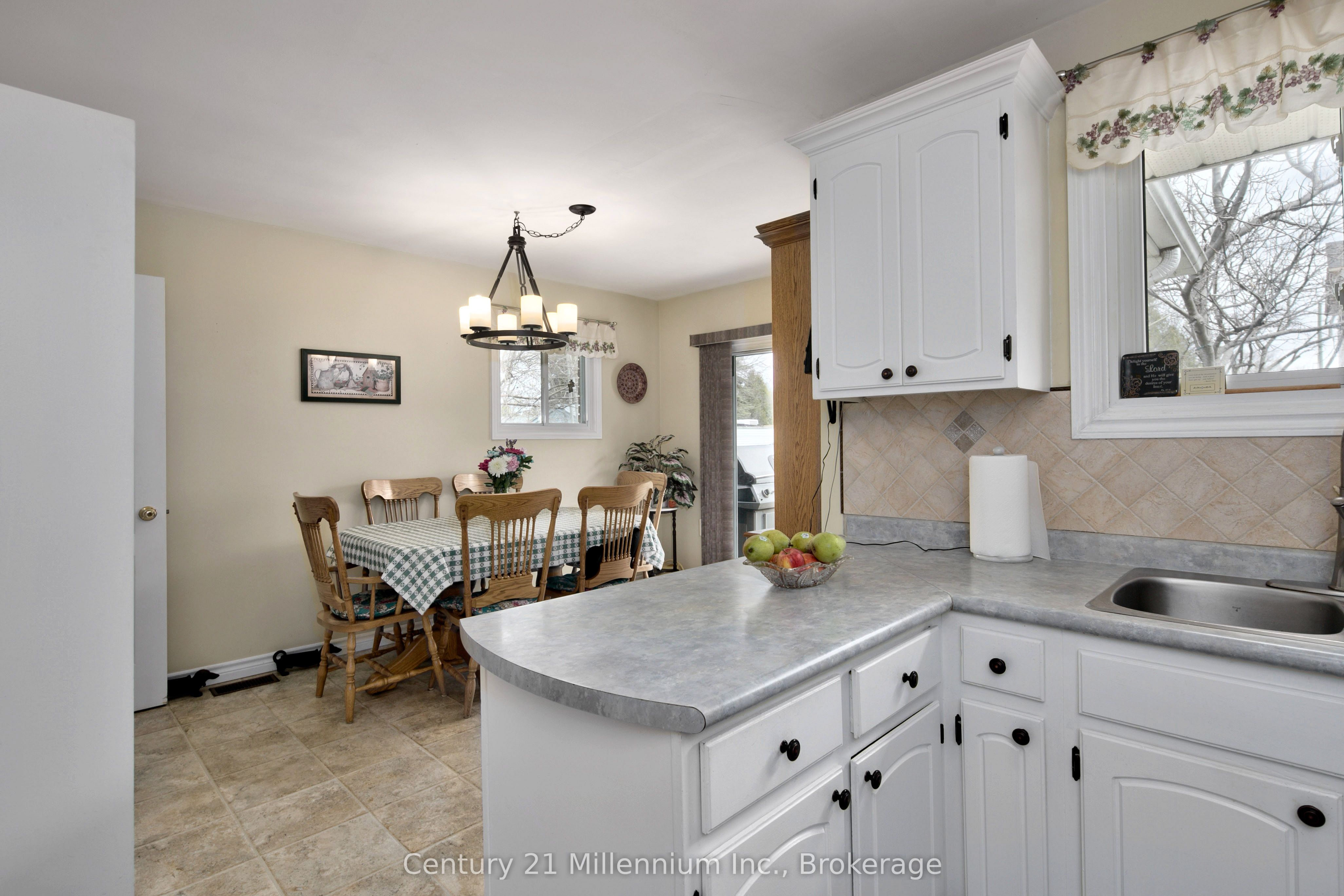 67 East Street E Property Photo 11