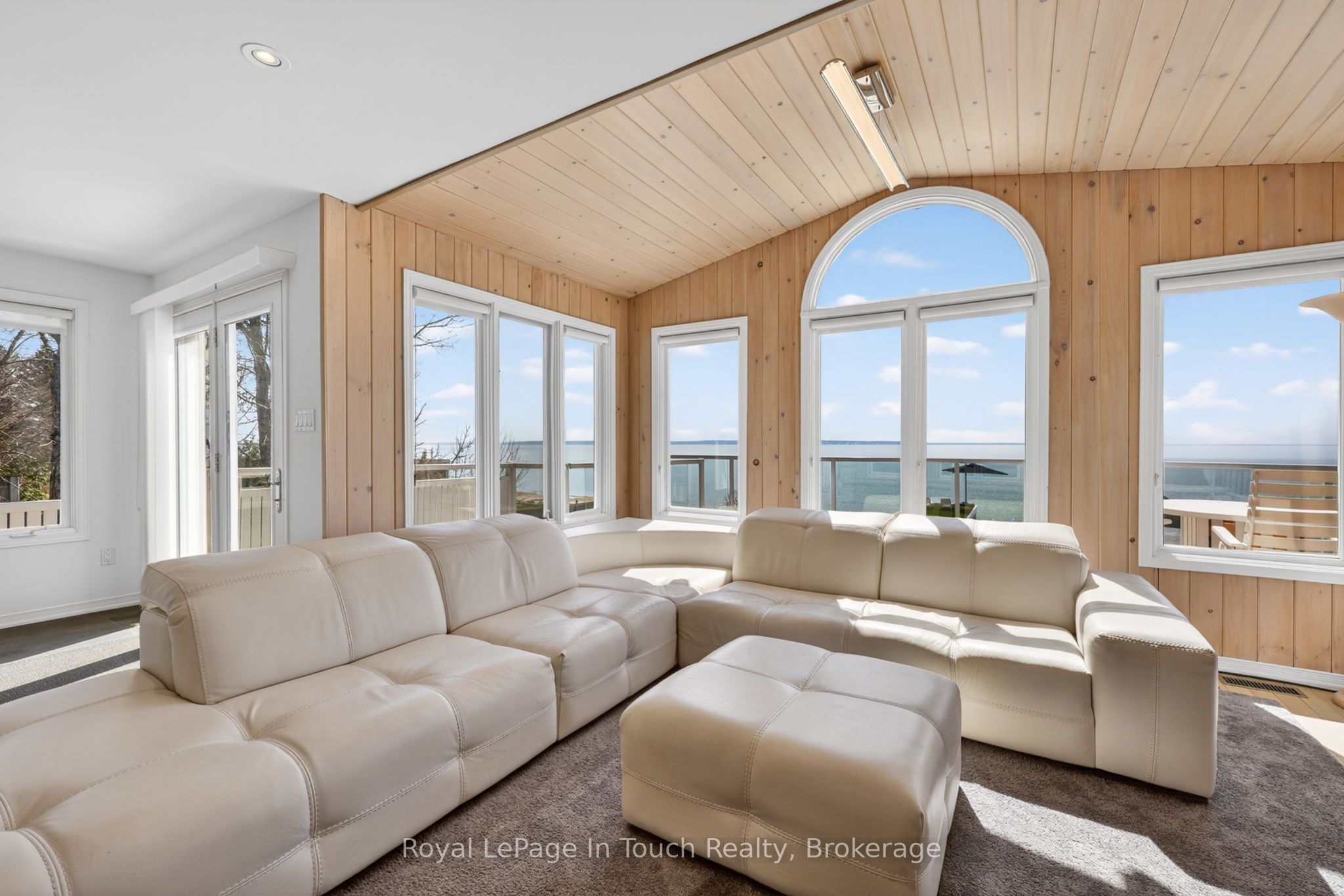 32 Tiny Beaches Road S Property Photo 8
