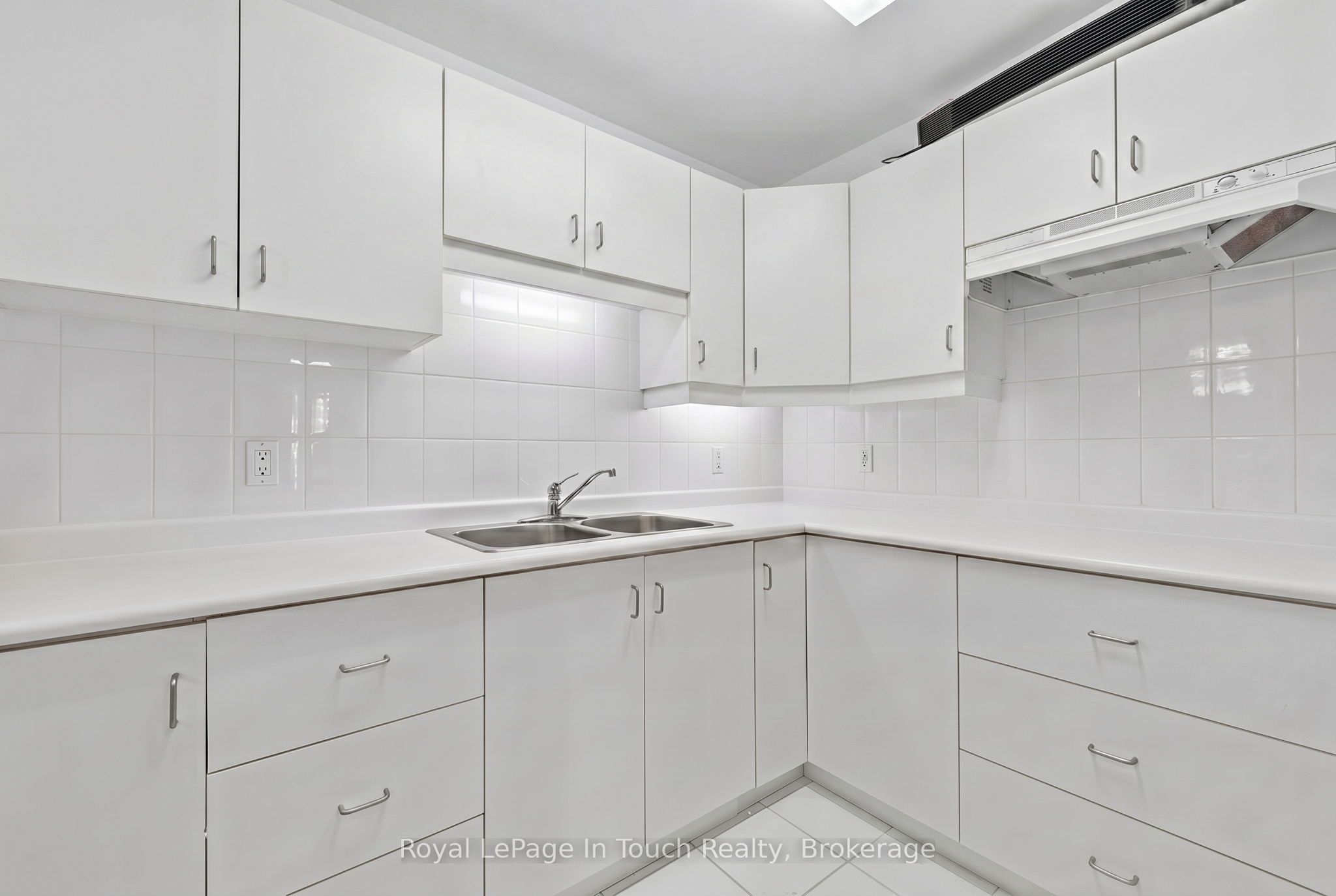 32 Tiny Beaches Road S Property Photo 24
