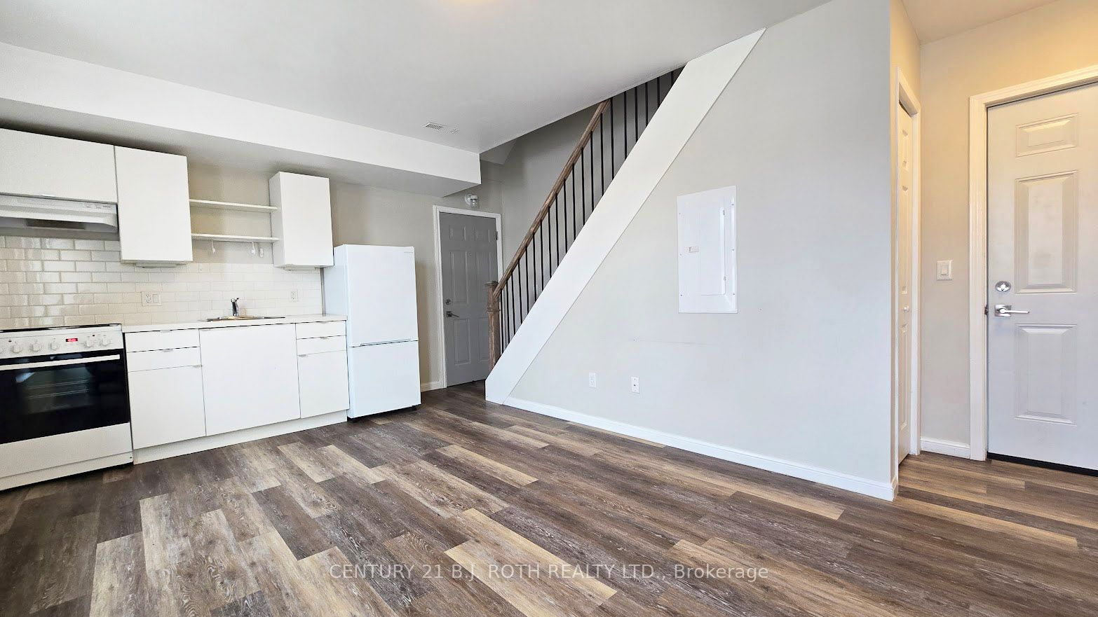 44 Front Street S 4 Property Photo 2