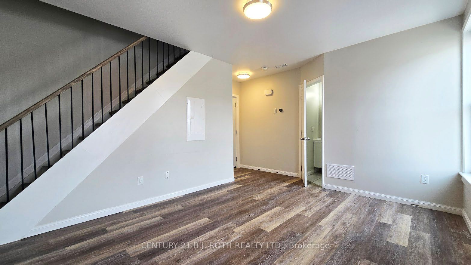 44 Front Street S 4 Property Photo 4
