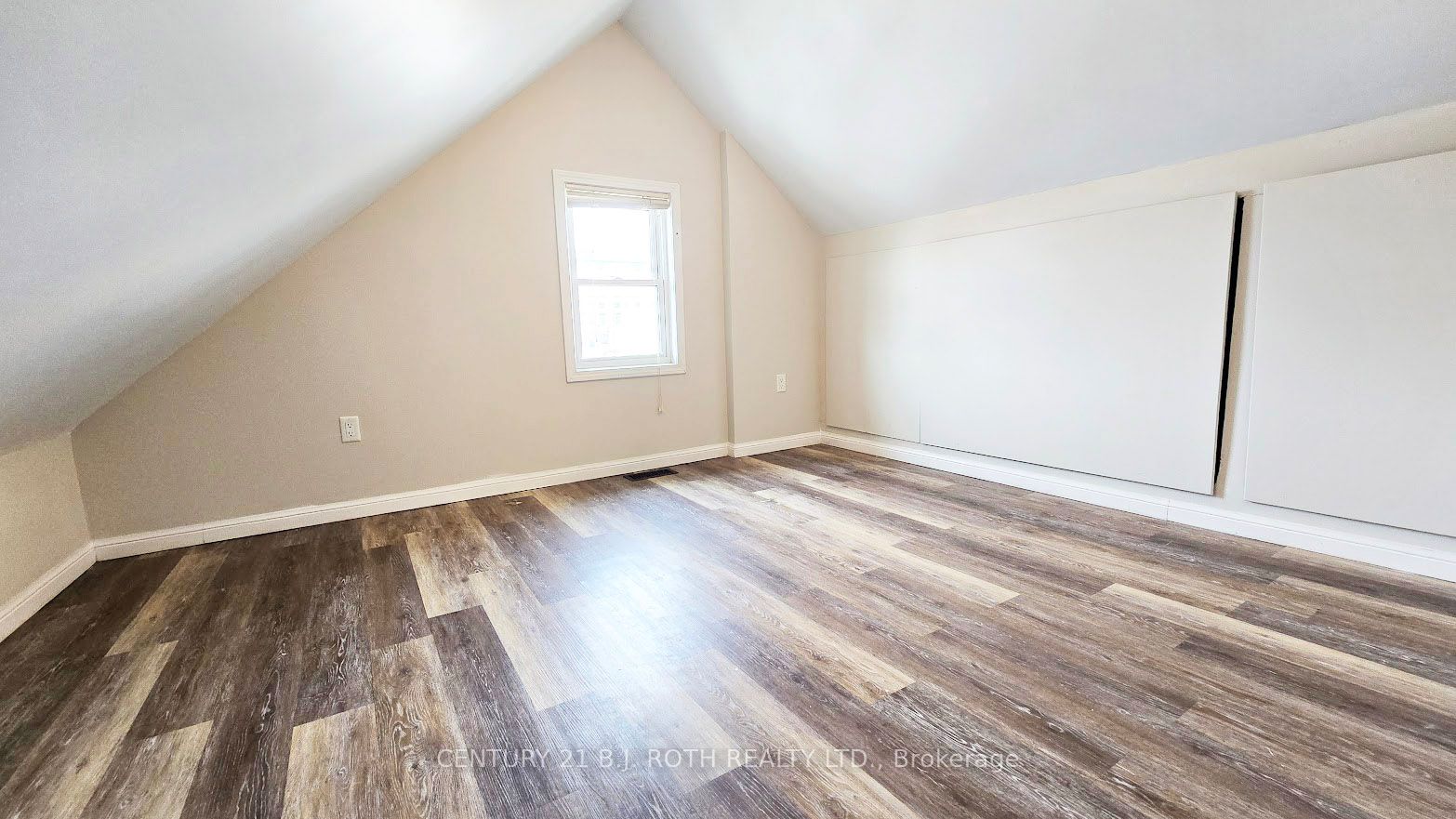 44 Front Street S 4 Property Photo 7