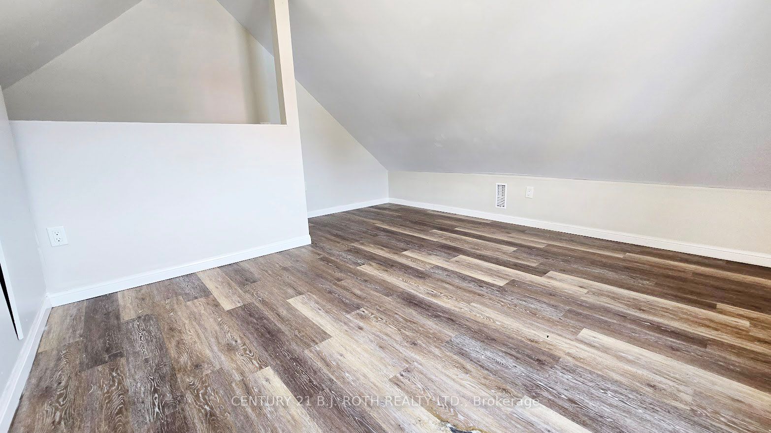 44 Front Street S 4 Property Photo 8