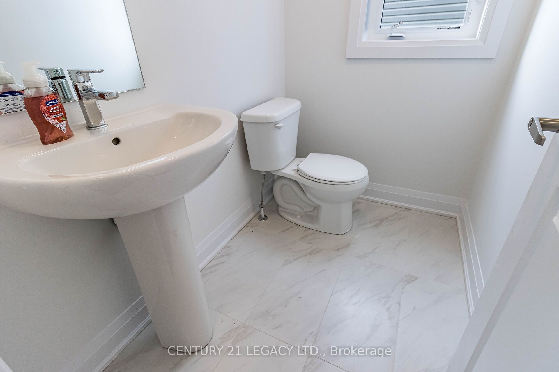 30 Union Boulevard Property Photo 5