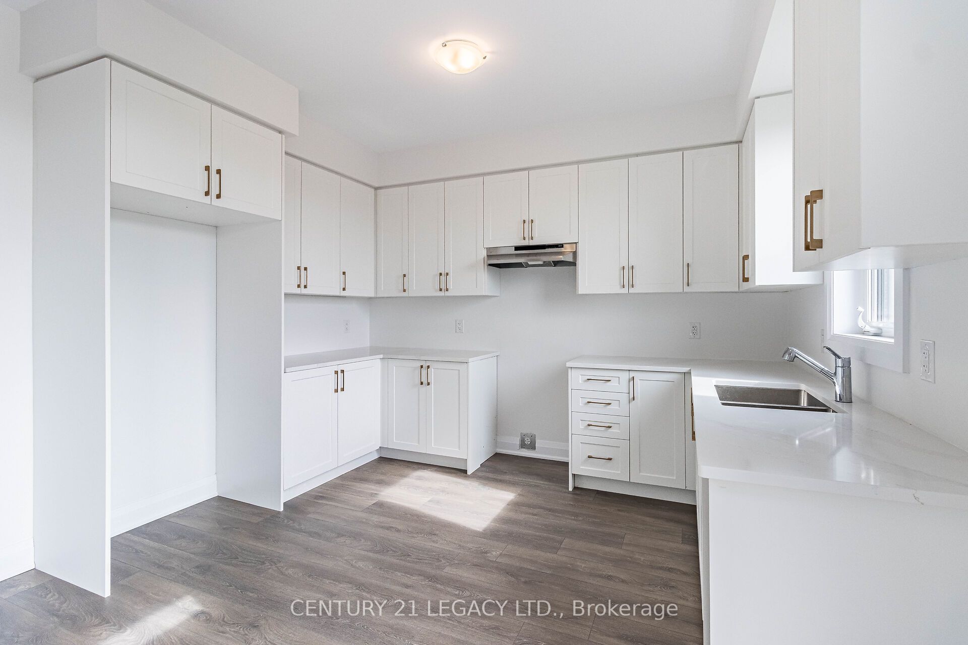 30 Union Boulevard Property Photo 8